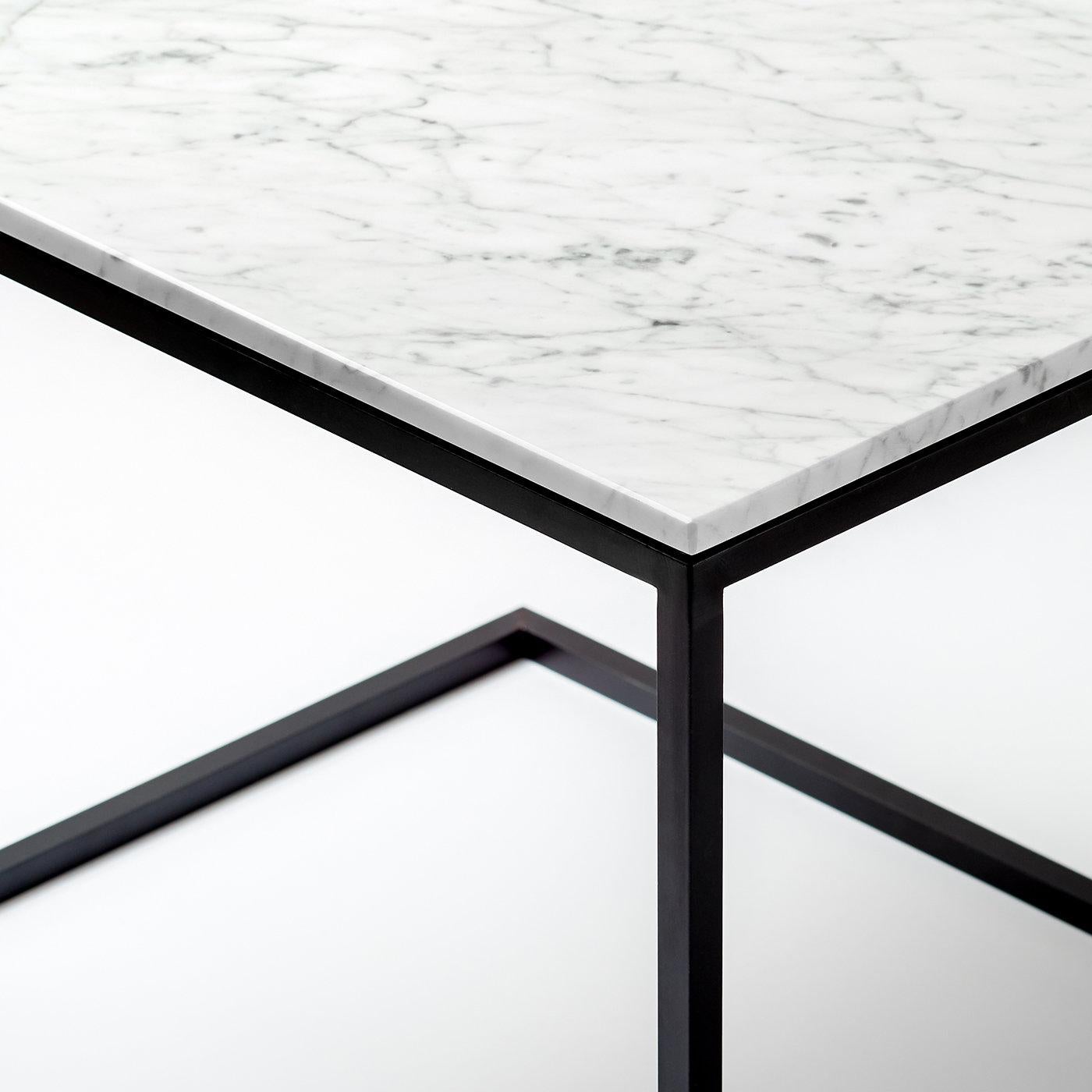 Die zeitlose Kombination von Schwarz und Weiß wird in diesem edlen und eleganten Entwurf von Antonio Saporito auf einzigartige Weise interpretiert. Als Zeugnis minimalistischer Ästhetik und meisterhafter Handwerkskunst besticht er mit einem schwarz