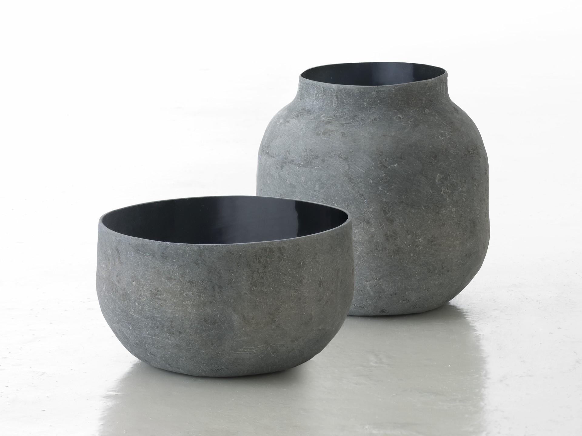 Ciotola e vaso Esopo di Imperfettolab
Dimensioni:
Ø 20 x H. 10 cm
Ø 20 x H. 21 cm
Materiali: Raw Material


Laboratorio Imperfetto
Chi siamo? Siamo una famiglia.
Verter Turroni, Emanuela Ravelli e i nostri figli Elia, Margherita ed Eusebio.
Tutti