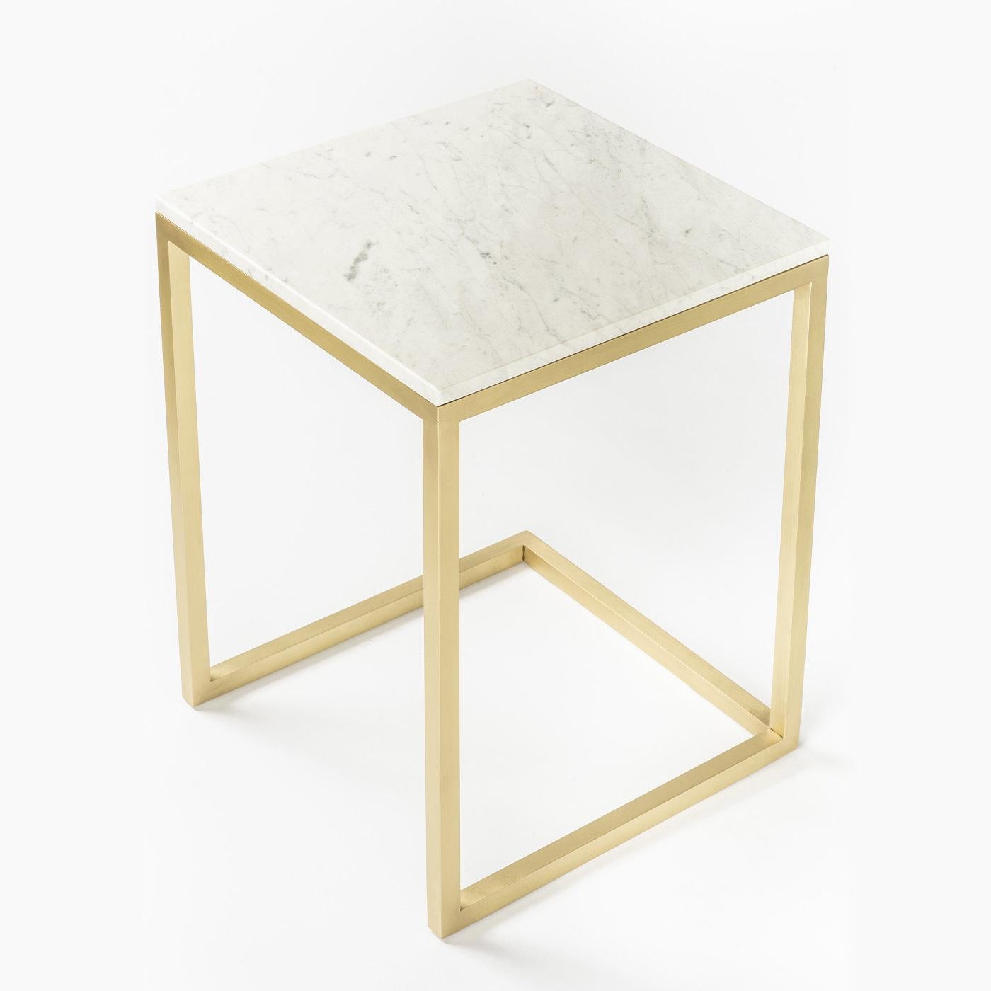 A visually balanced interplay of hues and geometric lines, this side table is a refined and opulent design by Antonio Saporito. Ideally complementing a contemporary decor but also suitable for a classic interior thanks to its combination of brass