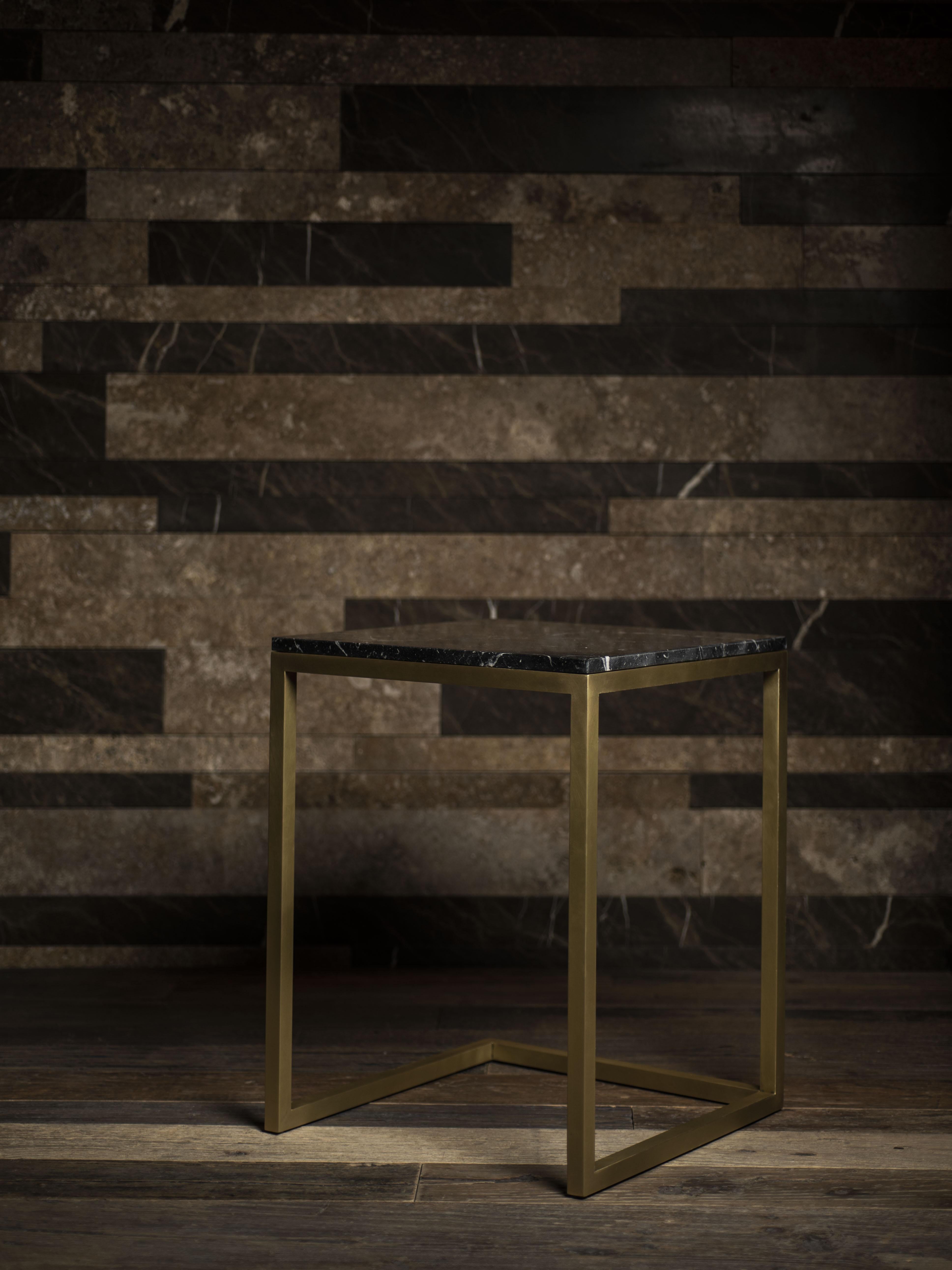 ESOPO Modern Handmade Brass Side Table with Black Marquina Marble Square Top (Mattiert) im Angebot