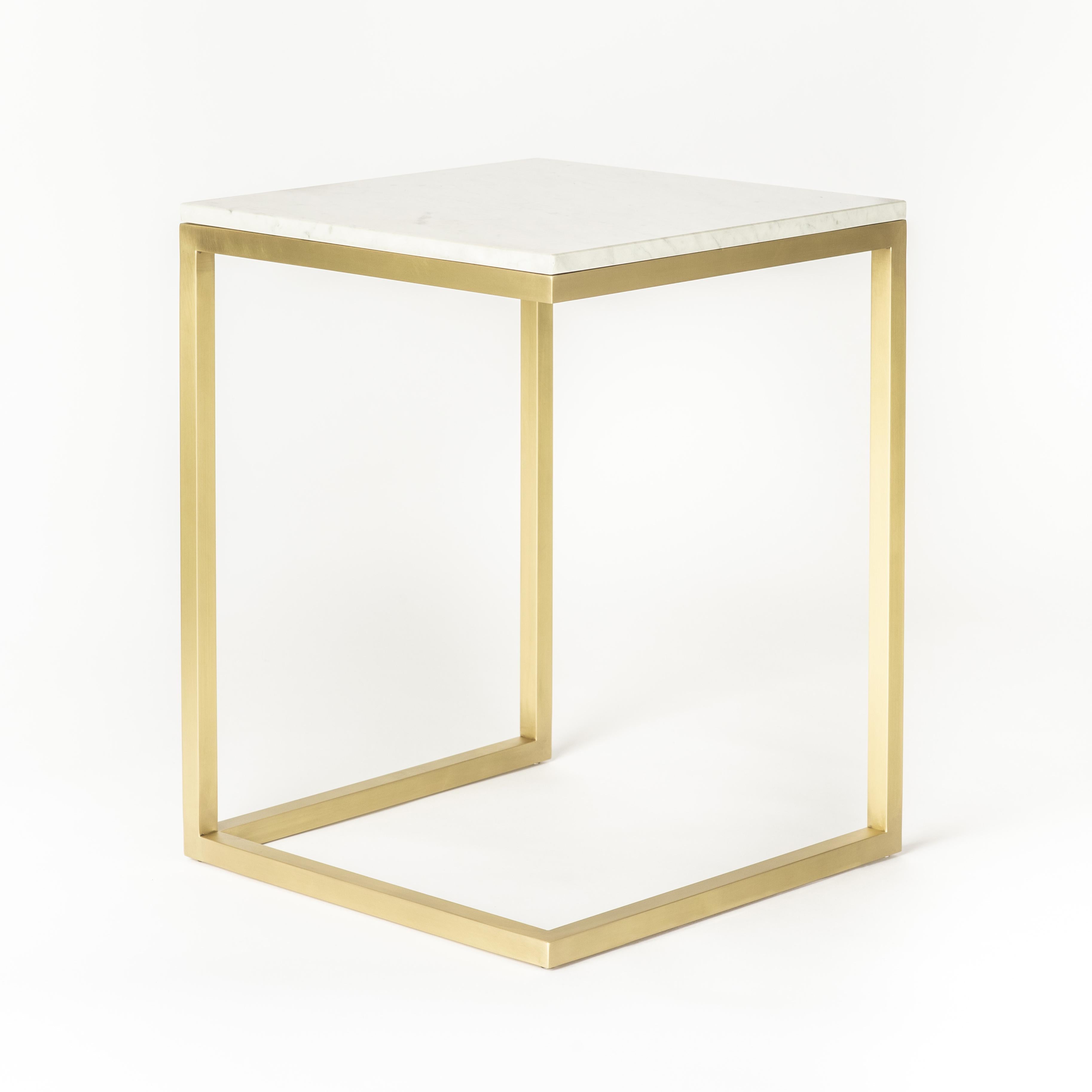 Esopo Modern Handmade Brass Side Table with White Carrara Marble Square Top (Moderne) im Angebot