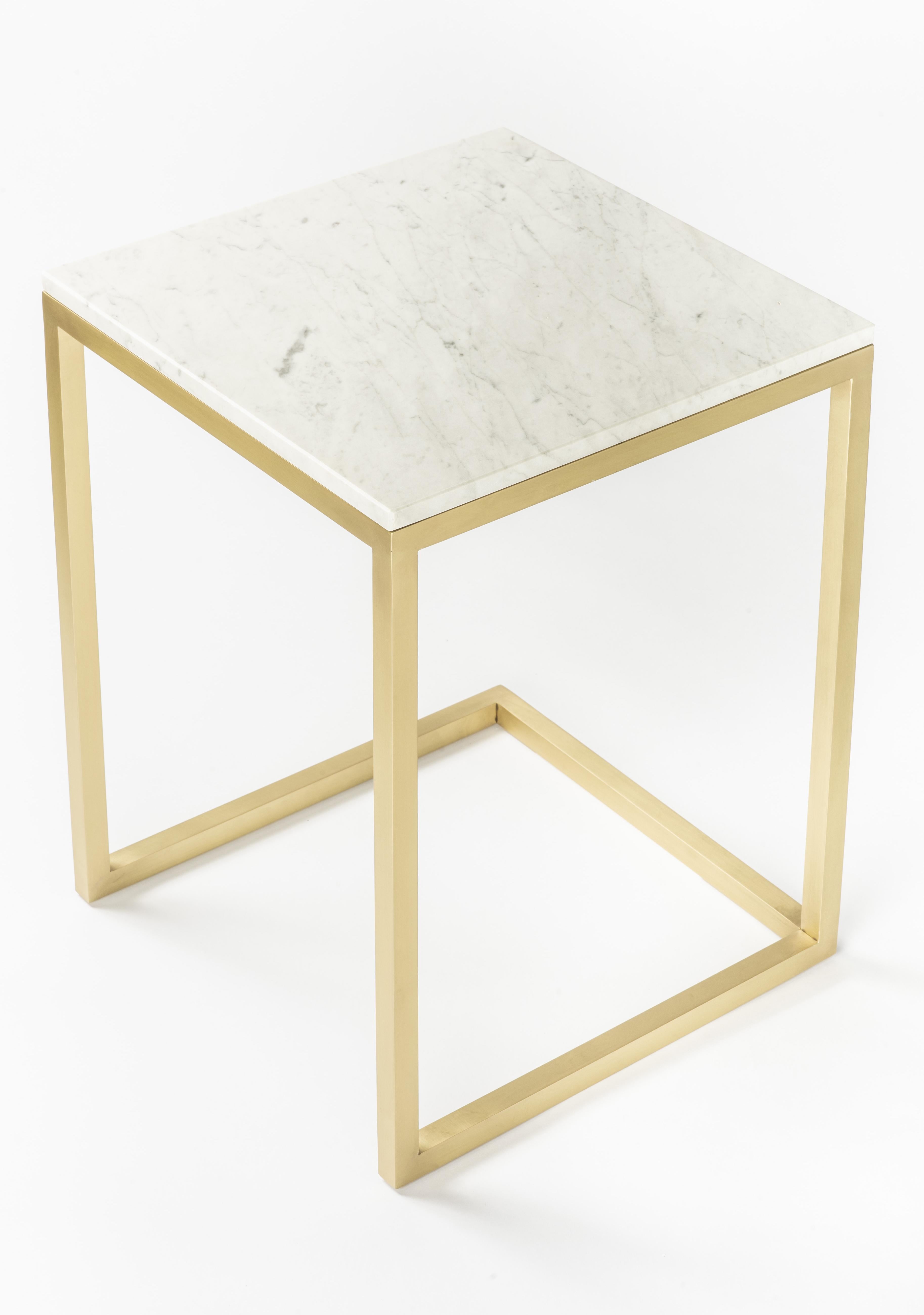Esopo Modern Handmade Brass Side Table with White Carrara Marble Square Top (Italienisch) im Angebot