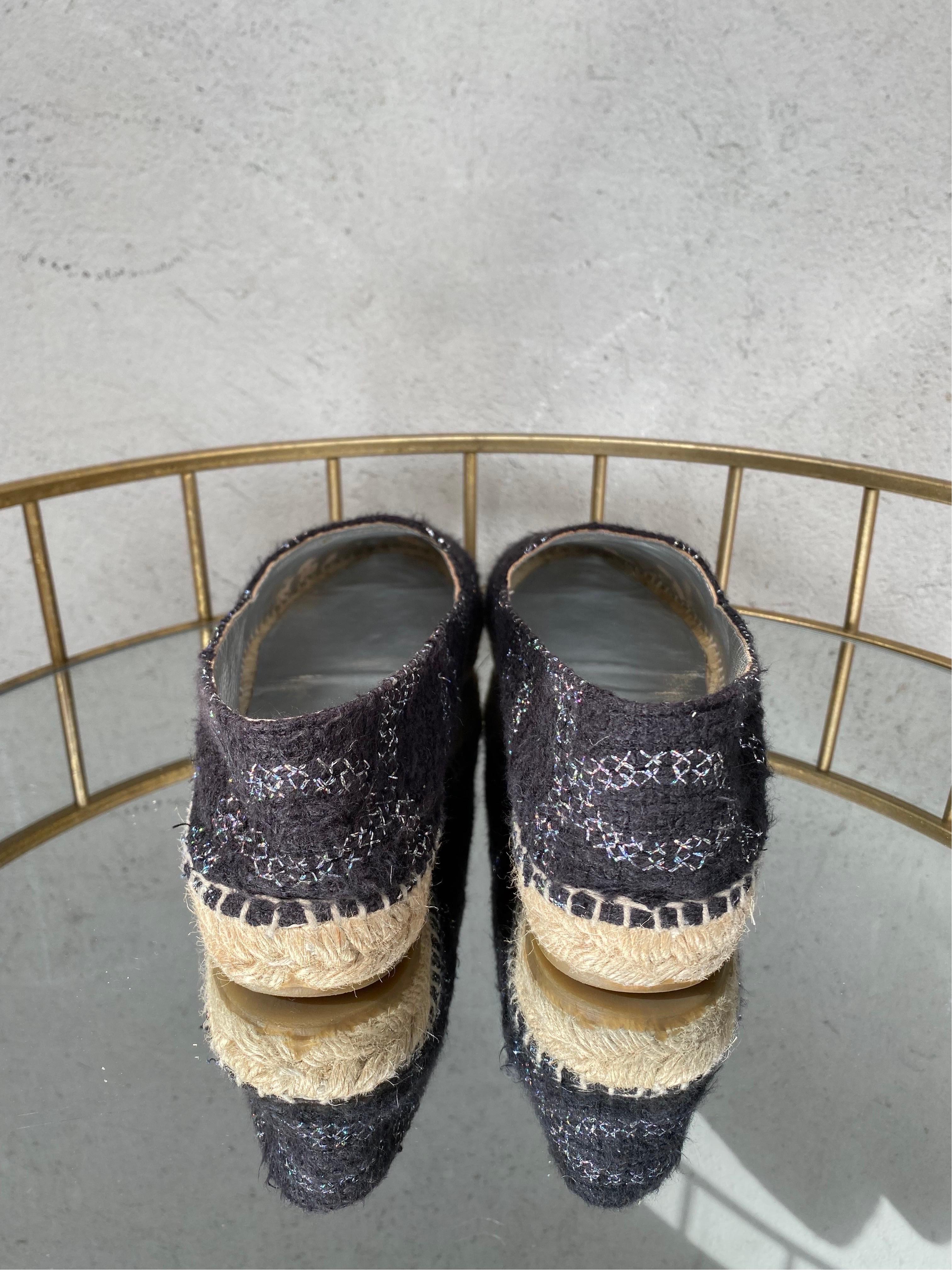 Noir Espadrilles en tweed Chanel en vente