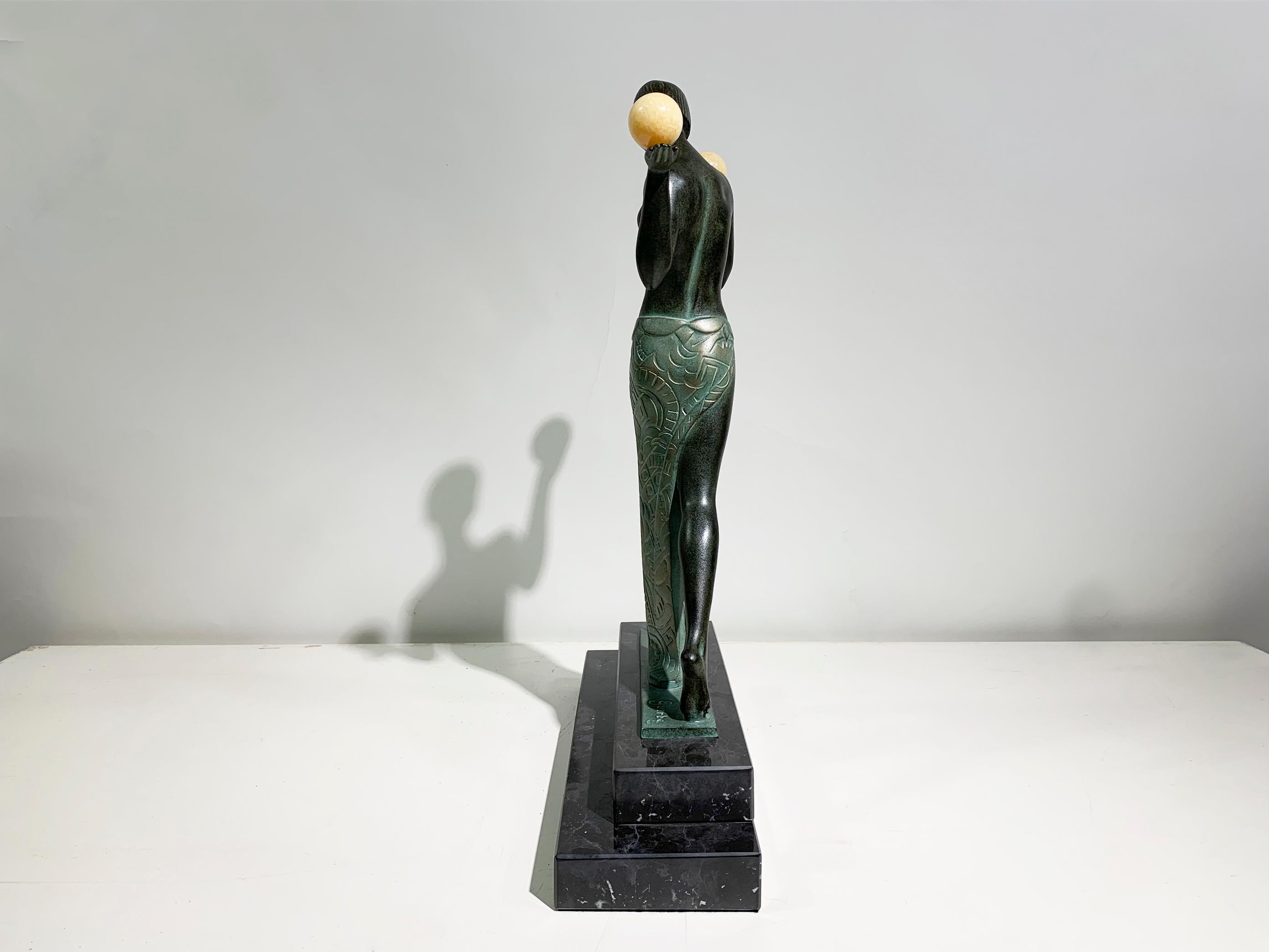 Patiné Sculpture de danseuse Espana Aux Boules de Raymonde Guerbe pour Max Le Verrier, signée en vente