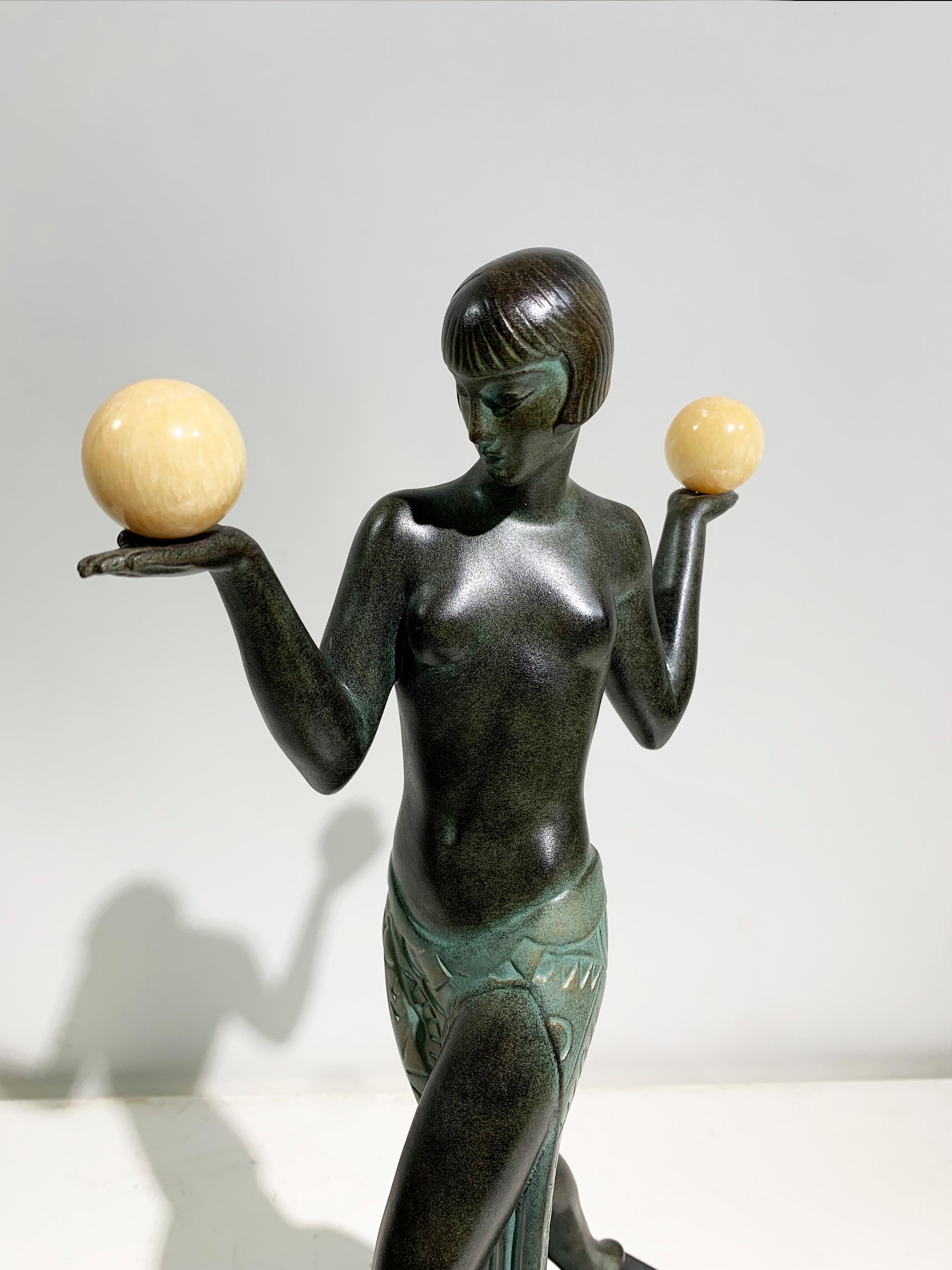 Espana Aux Boules-Tänzer-Skulptur von Raymonde Guerbe für Max Le Verrier, signiert (Metall) im Angebot