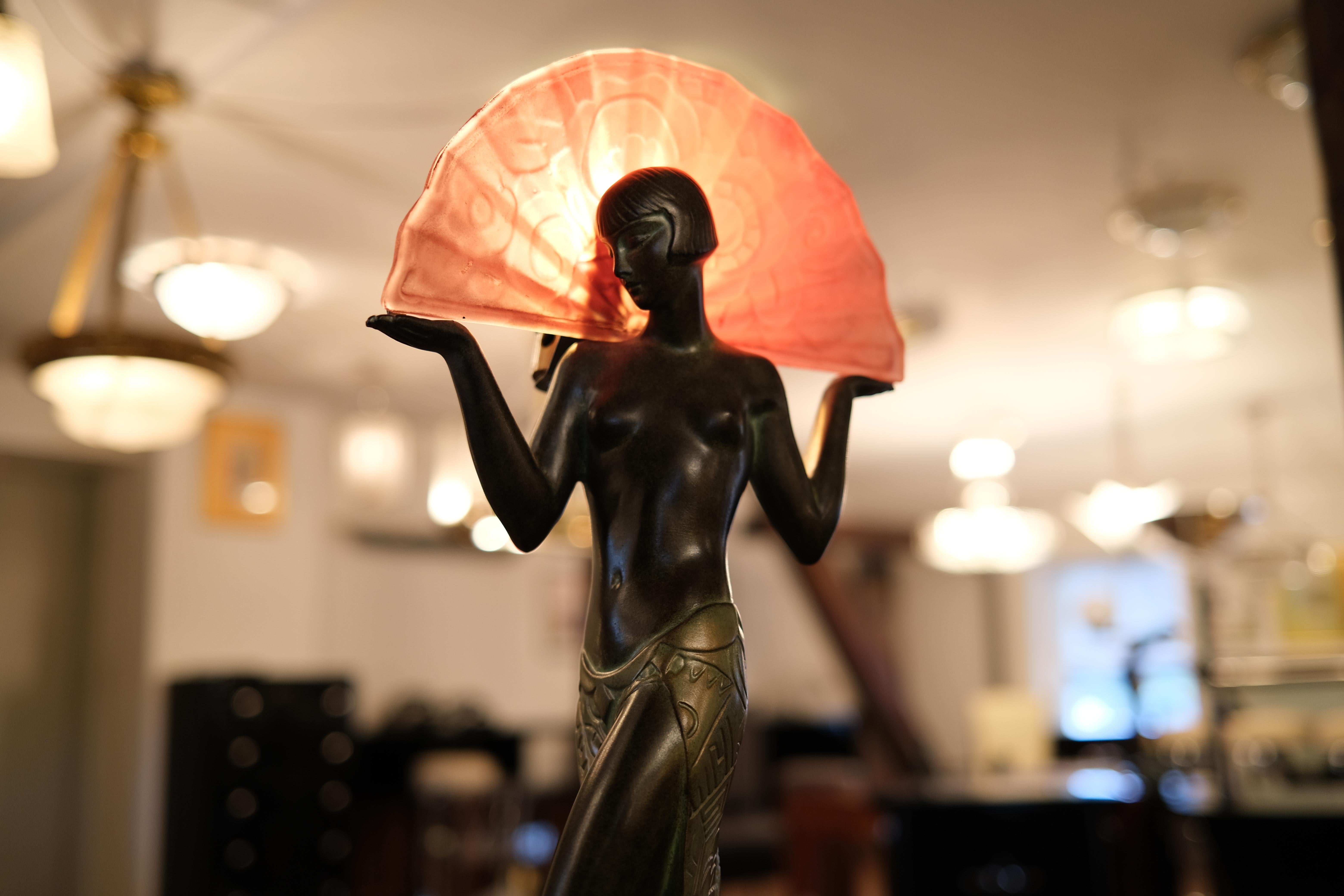 Français Lampe d'une danseuse espagnole sculptée par Raymonde Guerbe pour Max Le Verrier en vente