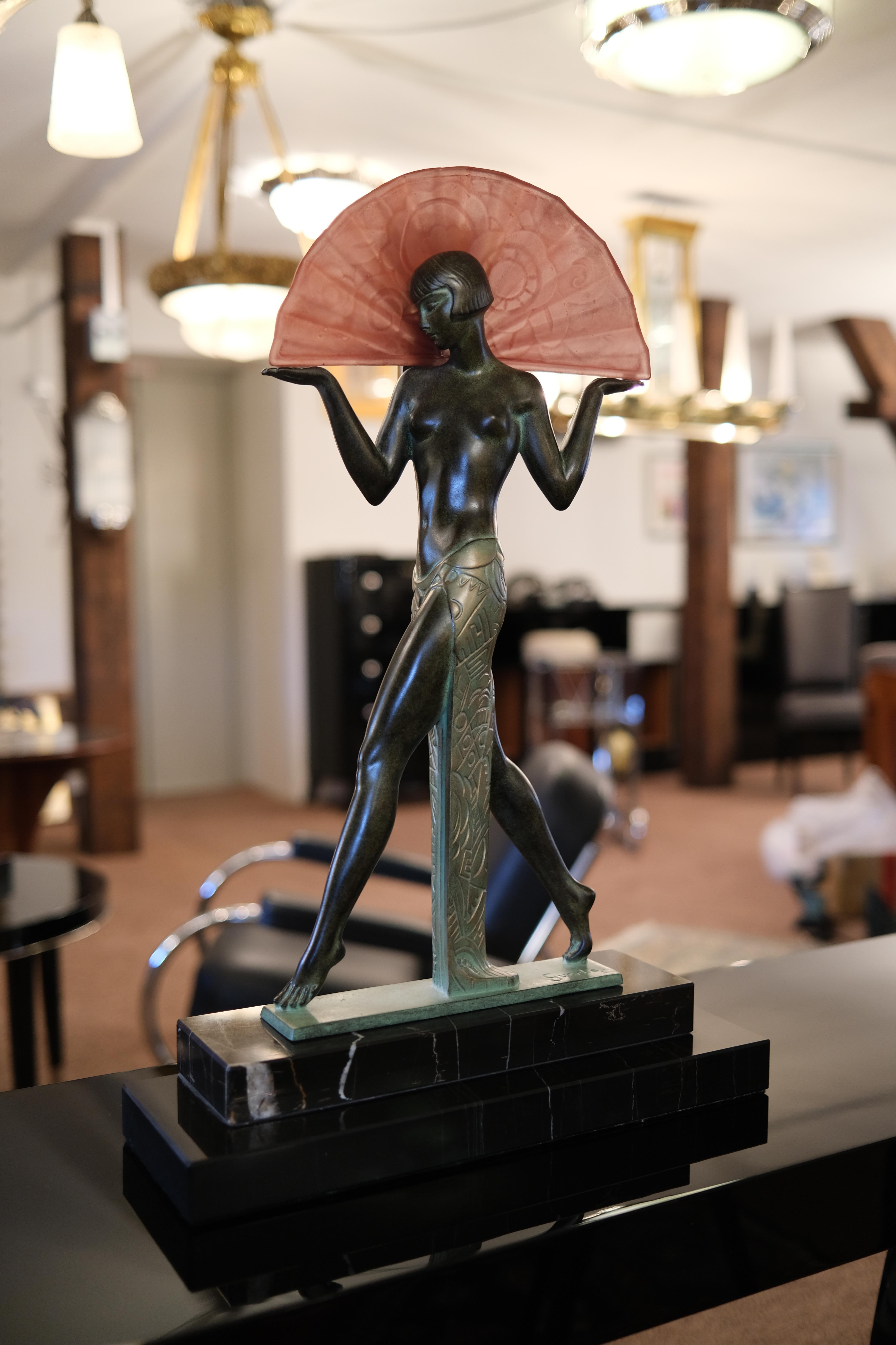 Art déco Lampe d'une danseuse espagnole sculptée par Raymonde Guerbe pour Max Le Verrier en vente