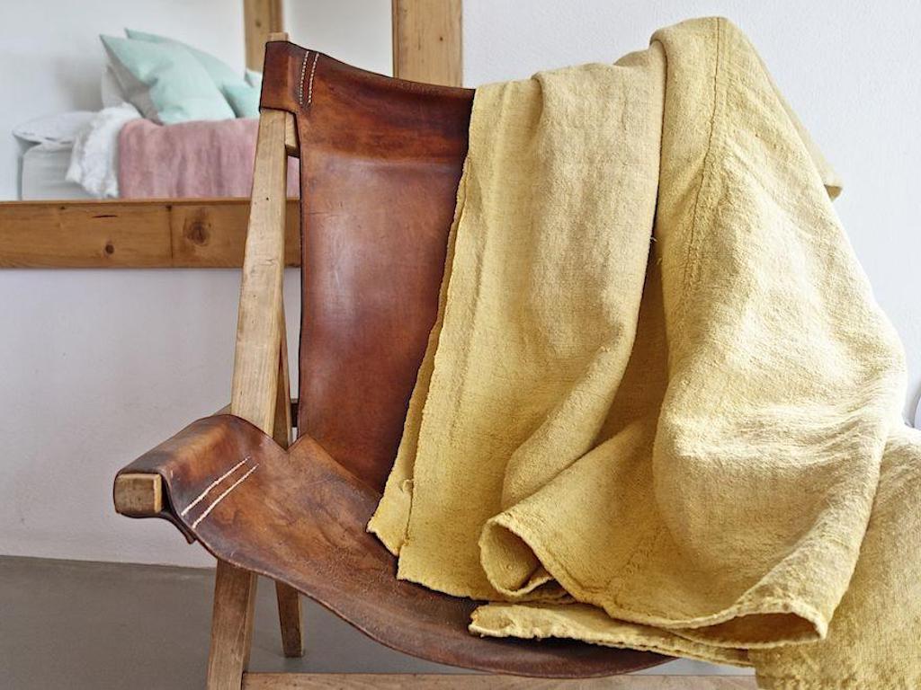 Espagnol Throw Espanyolet peint à la main en lin vintage jaune pâle, fabriqué en Espagne  en vente