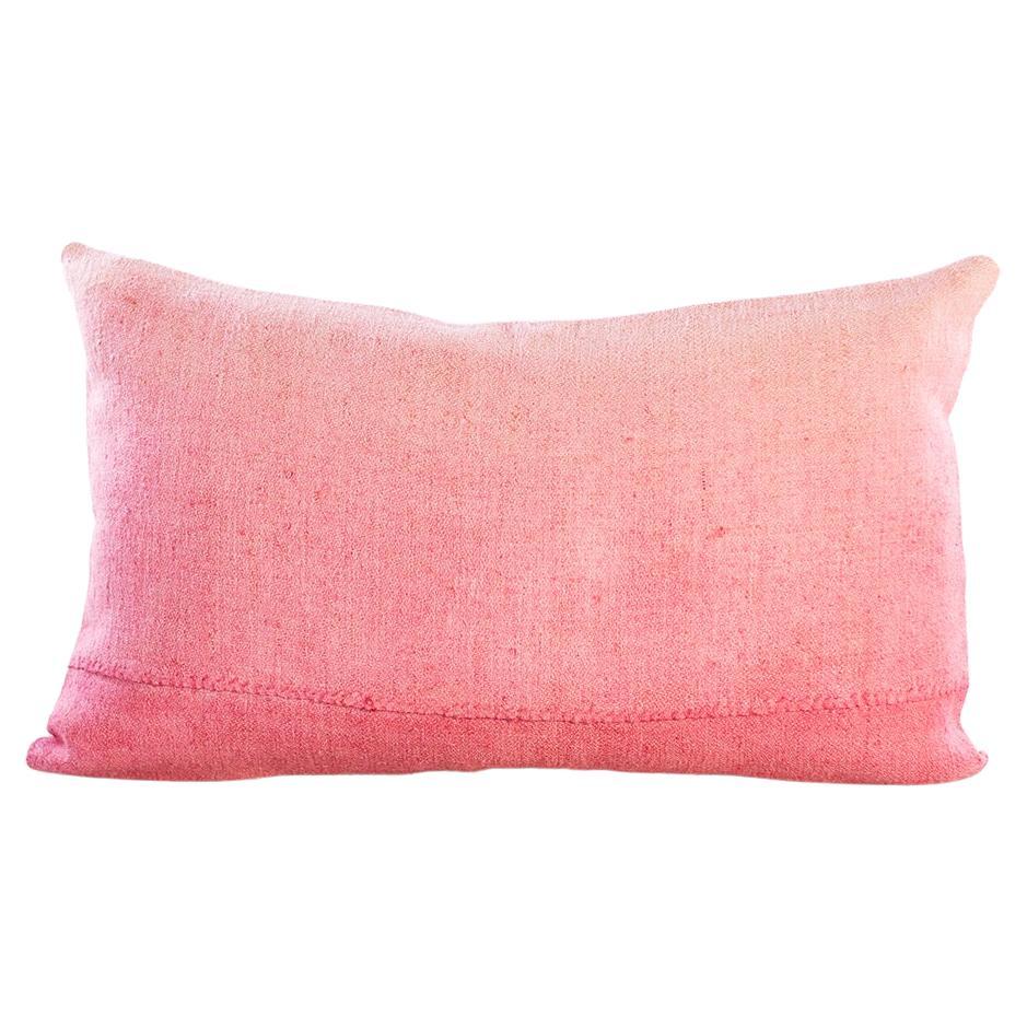 Coussin en lin vintage peint à la main de couleur rose Espanyolet 12"x20" en vente