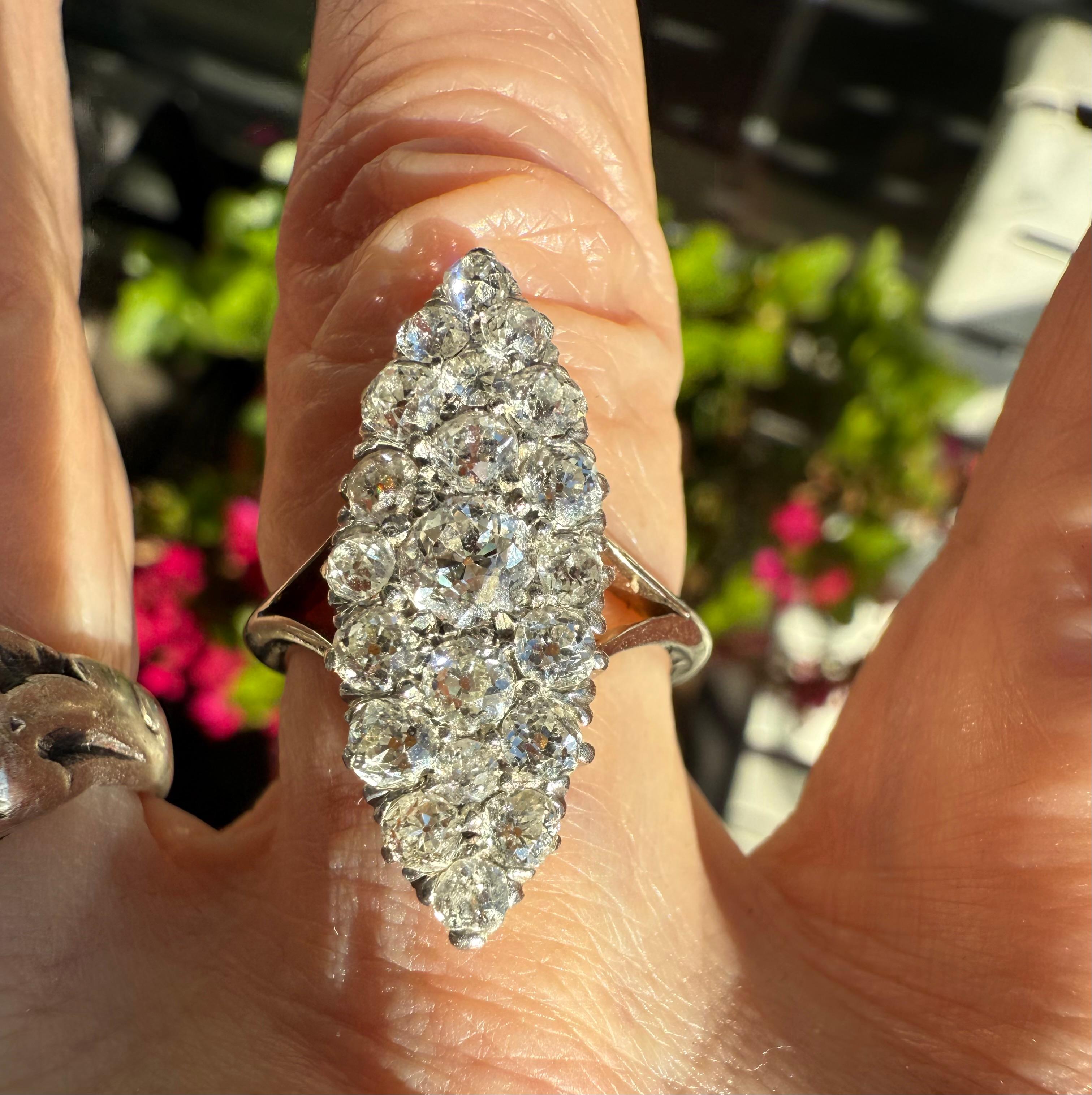 Une grappe particulièrement brillante de diamants blancs d'ancienne mine distingue cette bague des autres de ce style, Le poids des diamants est d'environ 1 ct. Sertis en forme de marquise, les diamants rendent hommage à l'éclat de l'époque