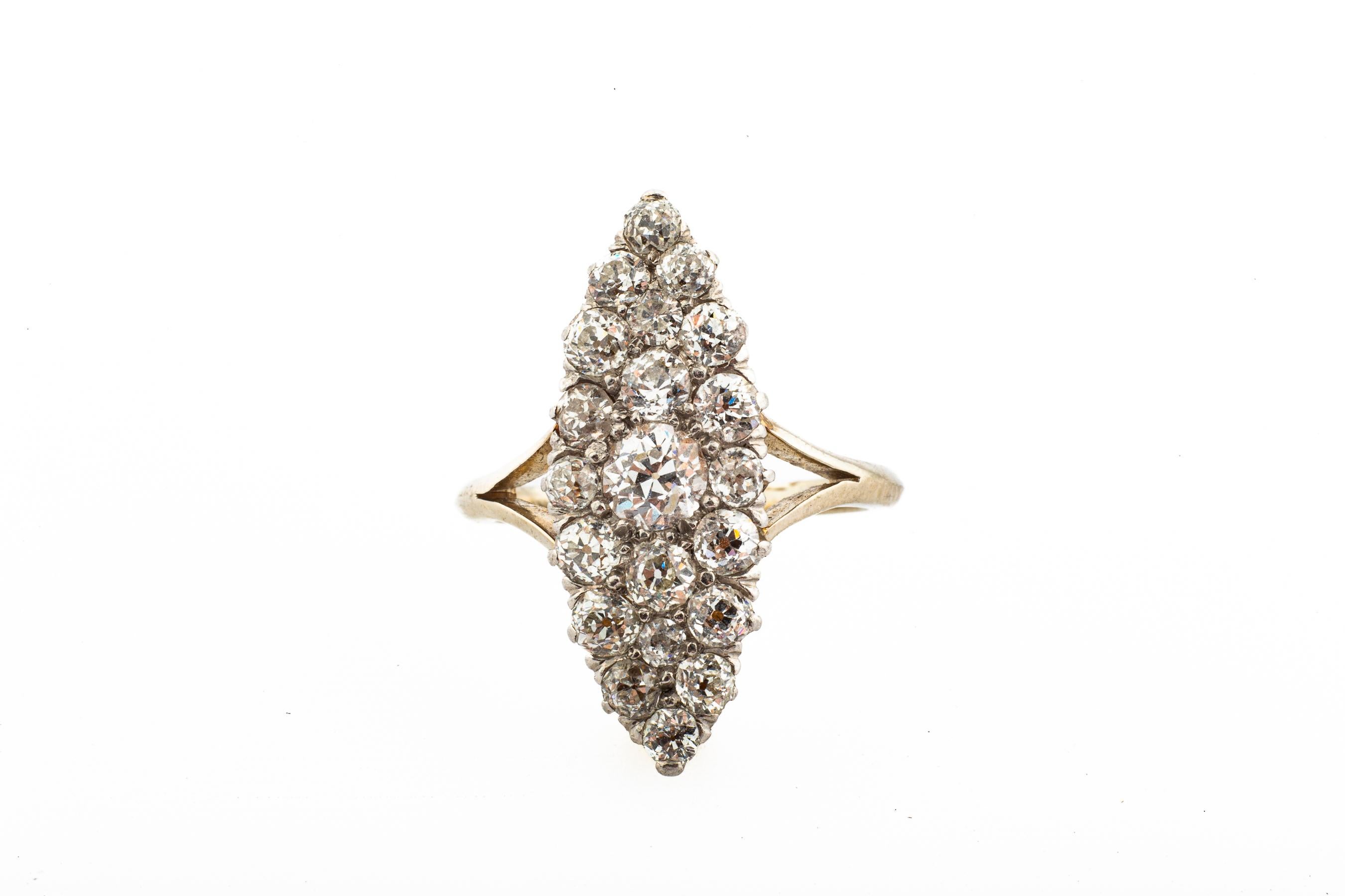 Édouardien Diamants particulièrement fins dans une bague pavée de style édouardien en vente