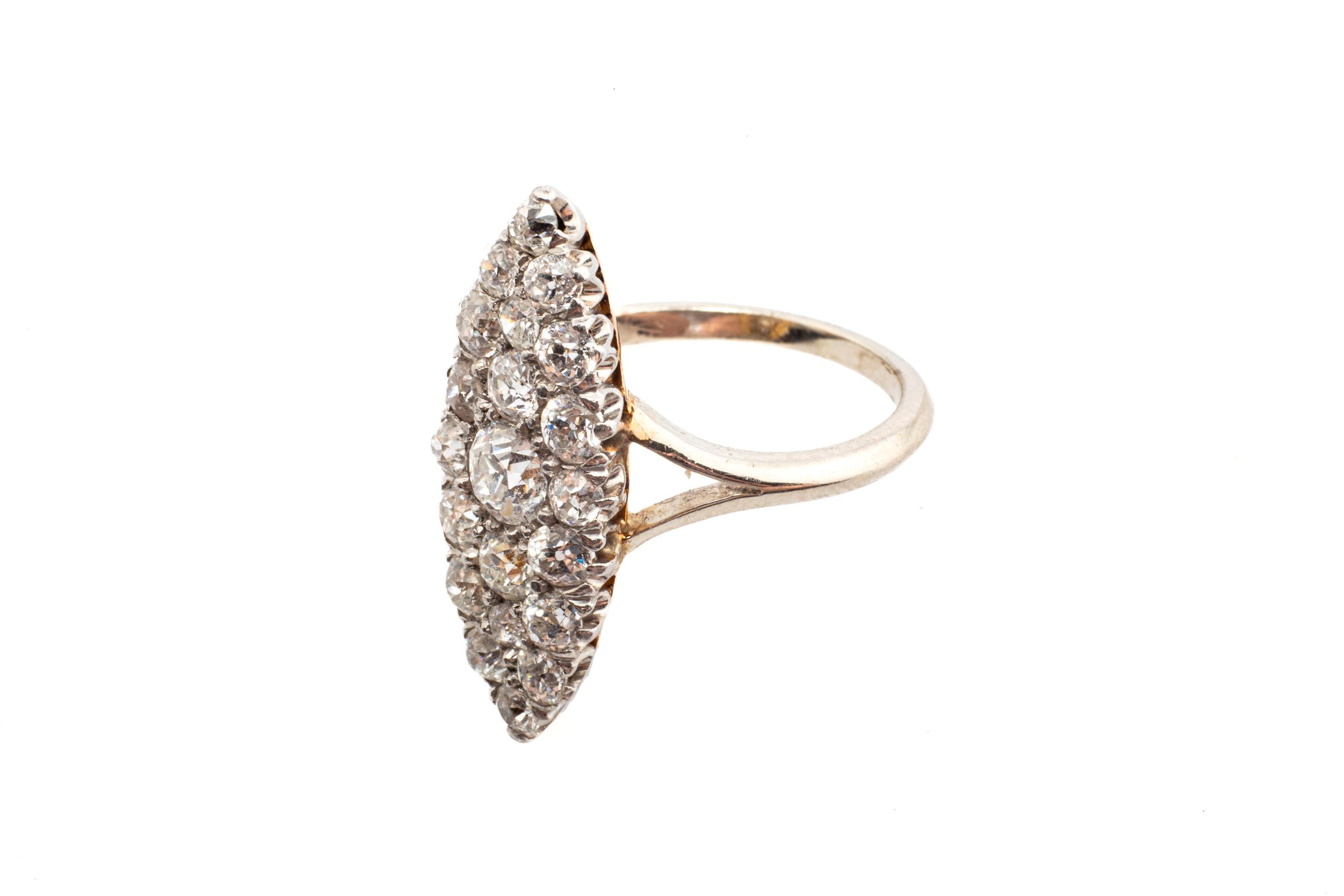 Taille ronde Diamants particulièrement fins dans une bague pavée de style édouardien en vente