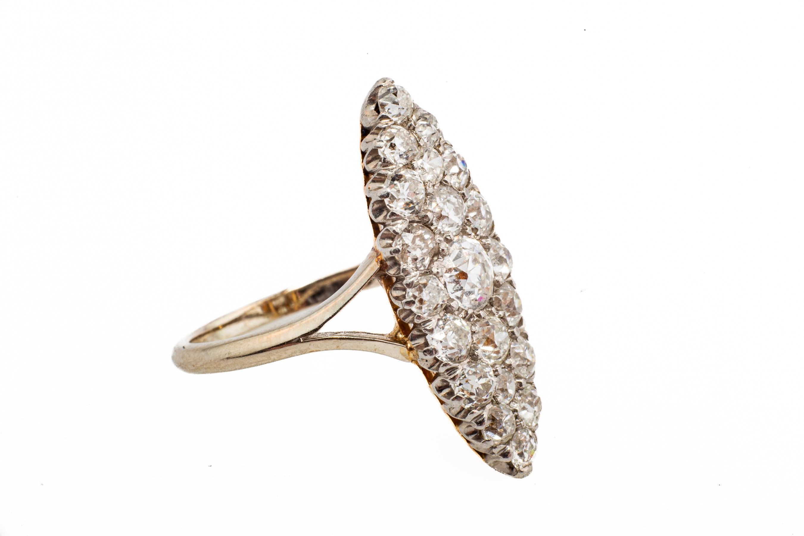 Diamants particulièrement fins dans une bague pavée de style édouardien Excellent état - En vente à Stamford, CT