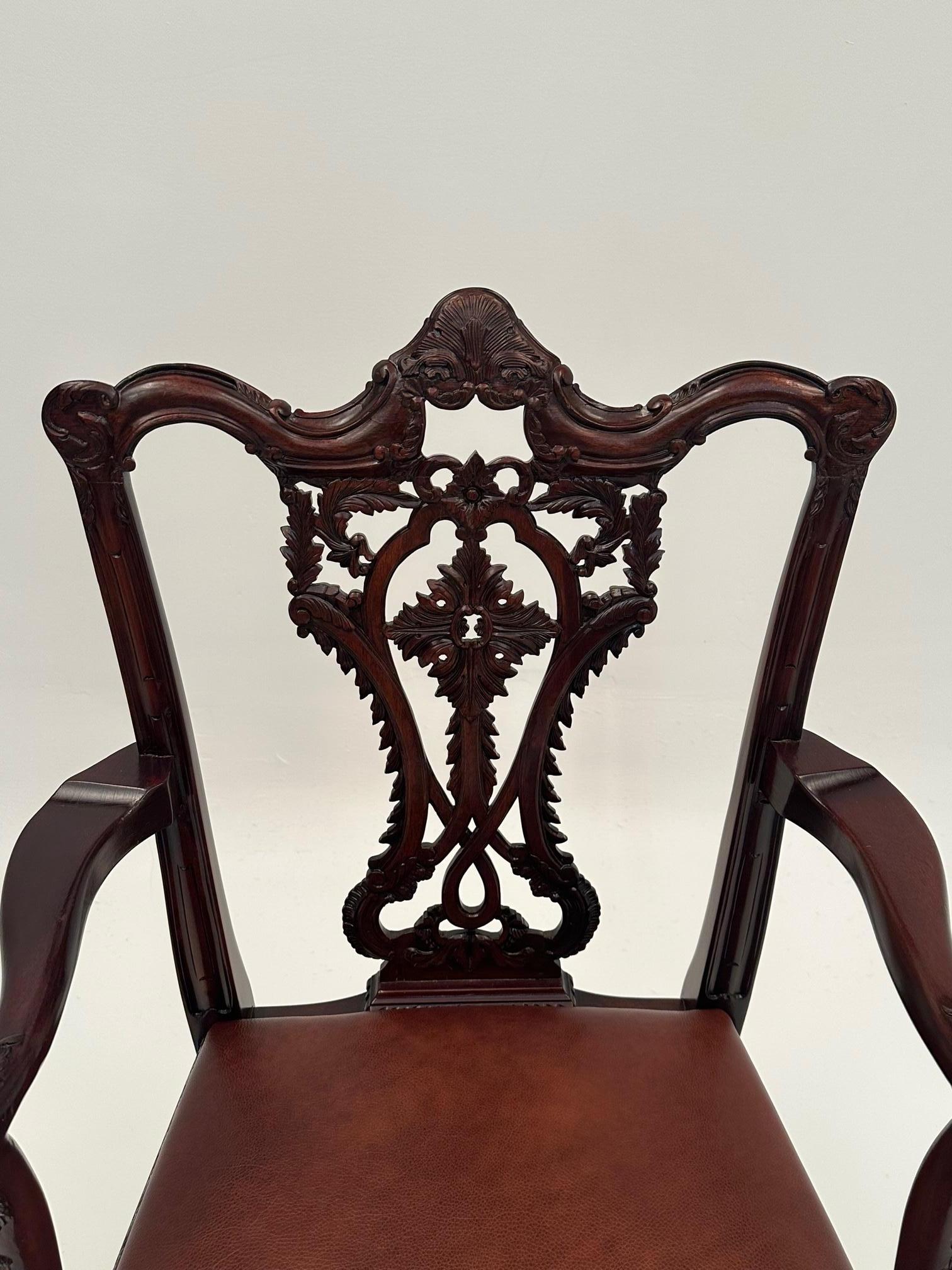 Handgeschnitzter englischer Mahagoni-Sessel im Chippendale-Stil (Leder) im Angebot