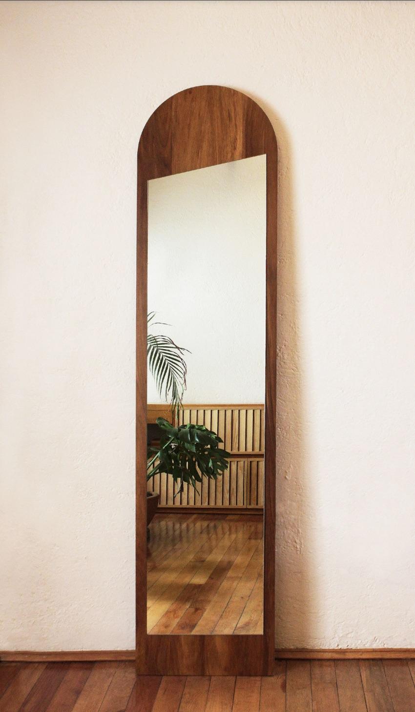 Gorgeous contemporary floor length mirror made of solid Parota wood.

Full dimensions: W 50 x H 200

Espejo de Pie is available in multiple materials:

Types of wood: Parota wood/ oak / walnut / ash /
Types of finishes: Wood: resistant matt varnish