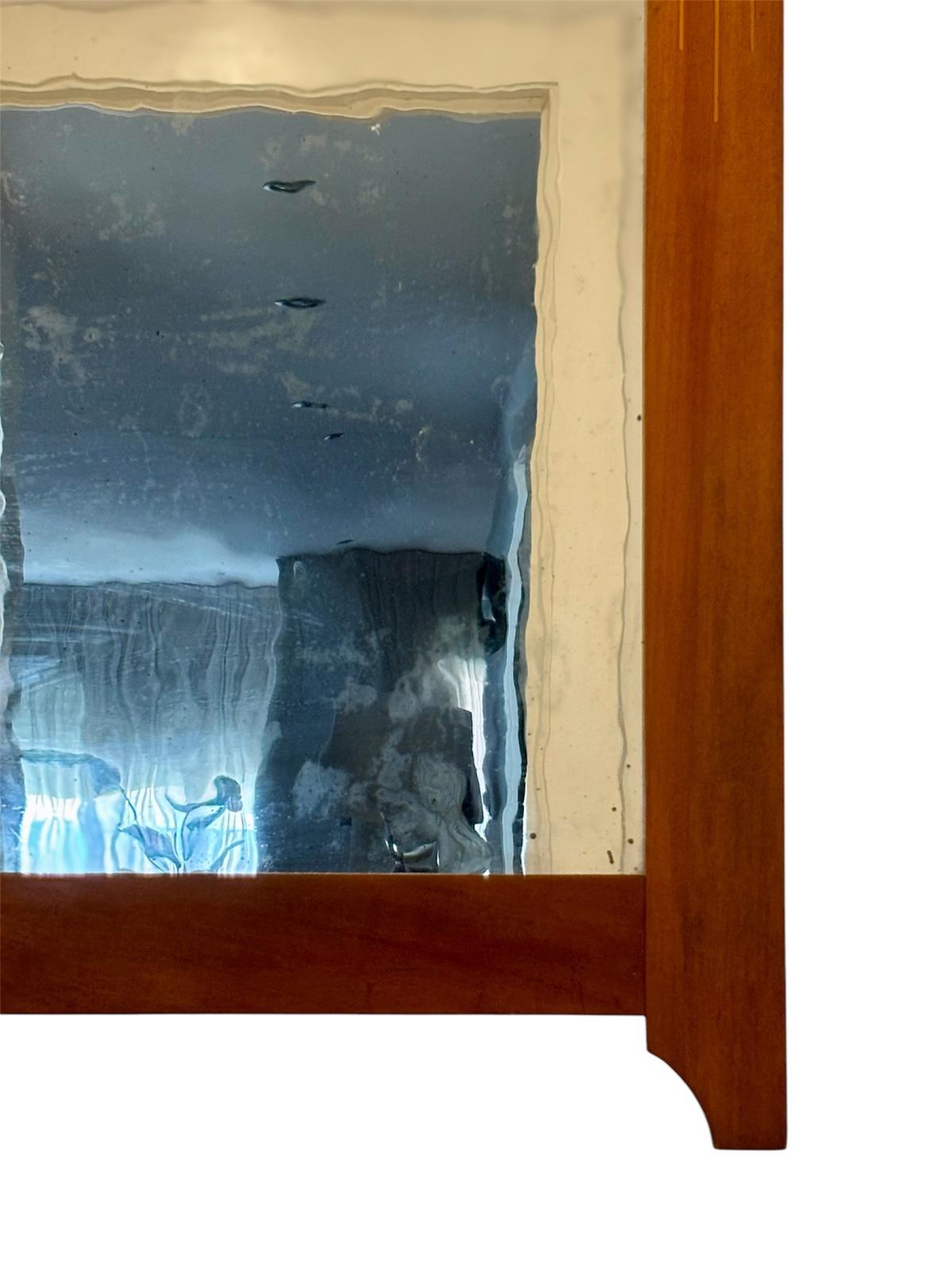 Espejo modernista Circa 1.900, de estilo Art Nouveau y realizado en madera de roble con grabados biselados.