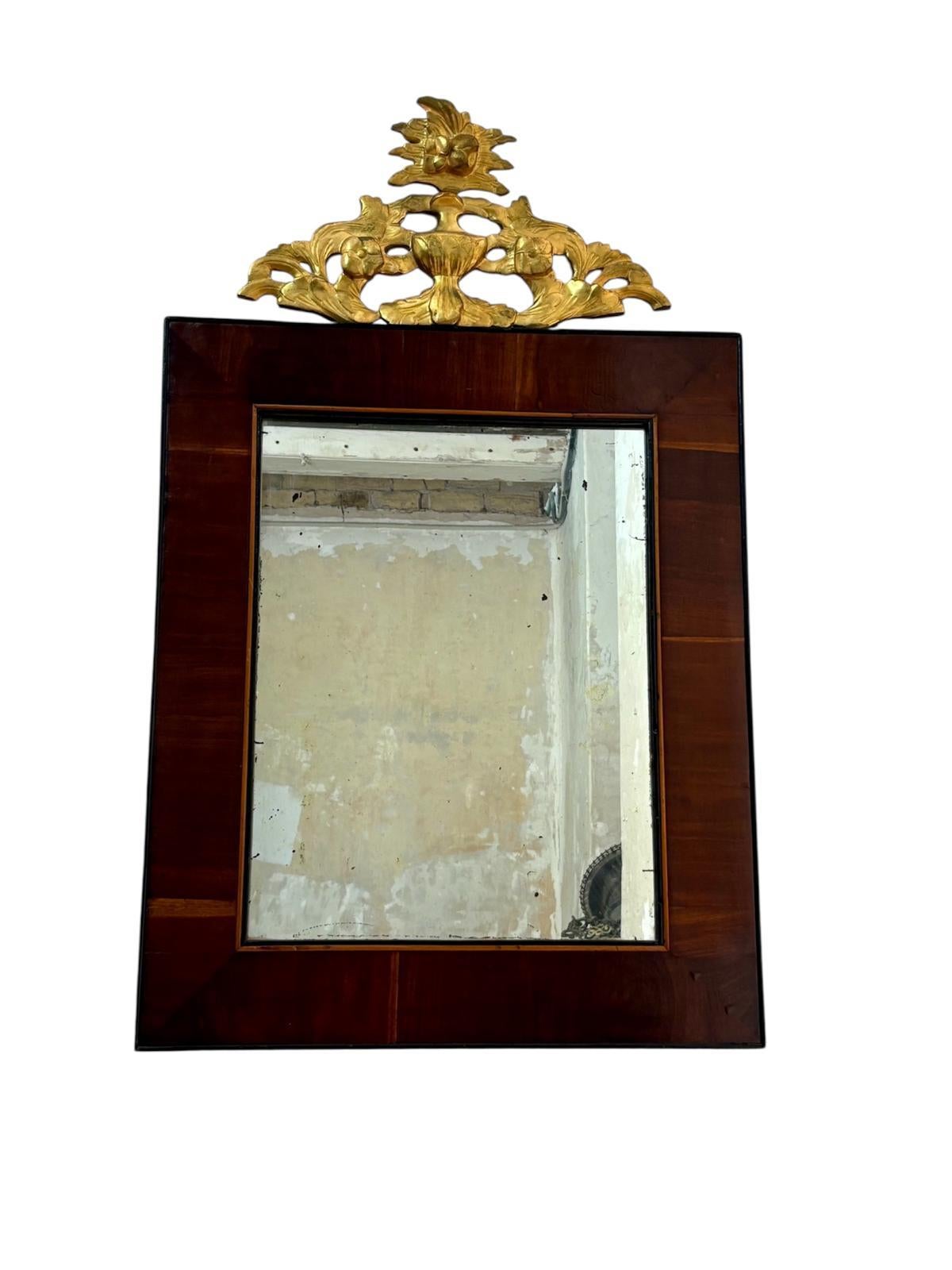 Espejo modernista Circa 1.890, con cornucopia dorada tallada, realizado en madera de Caoba y con los bordes interior y exterior ebonizados.
Medidas:
Alto 120cm
Ancho 74cm