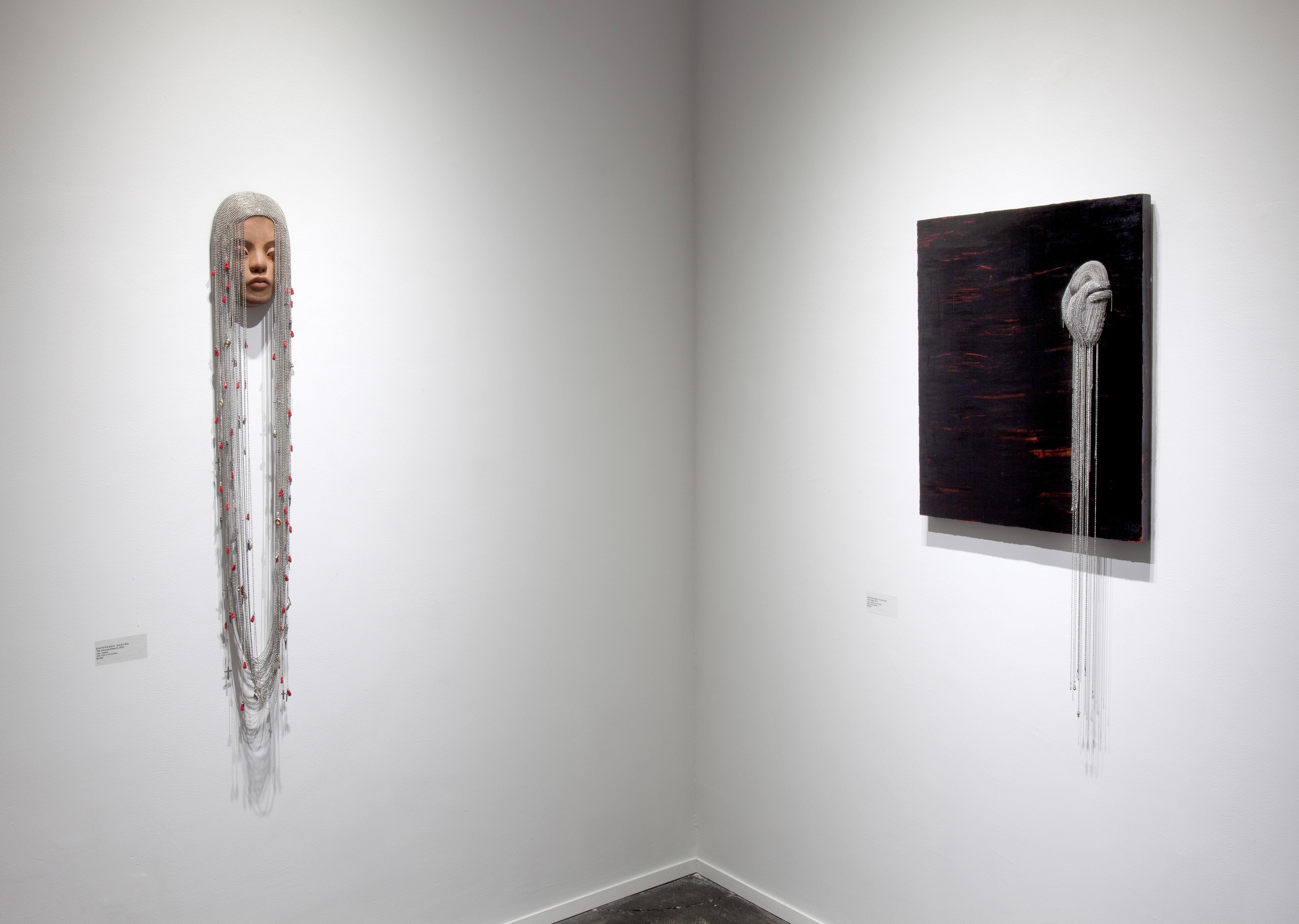 La artista dice de su obra...

Sinfonía detenida es una exposición que incorpora esculturas, relieves, dibujos y obras colgantes que exploran el tema de la injusticia que está en las raíces de la industria depredadora de la excavación de gemas y