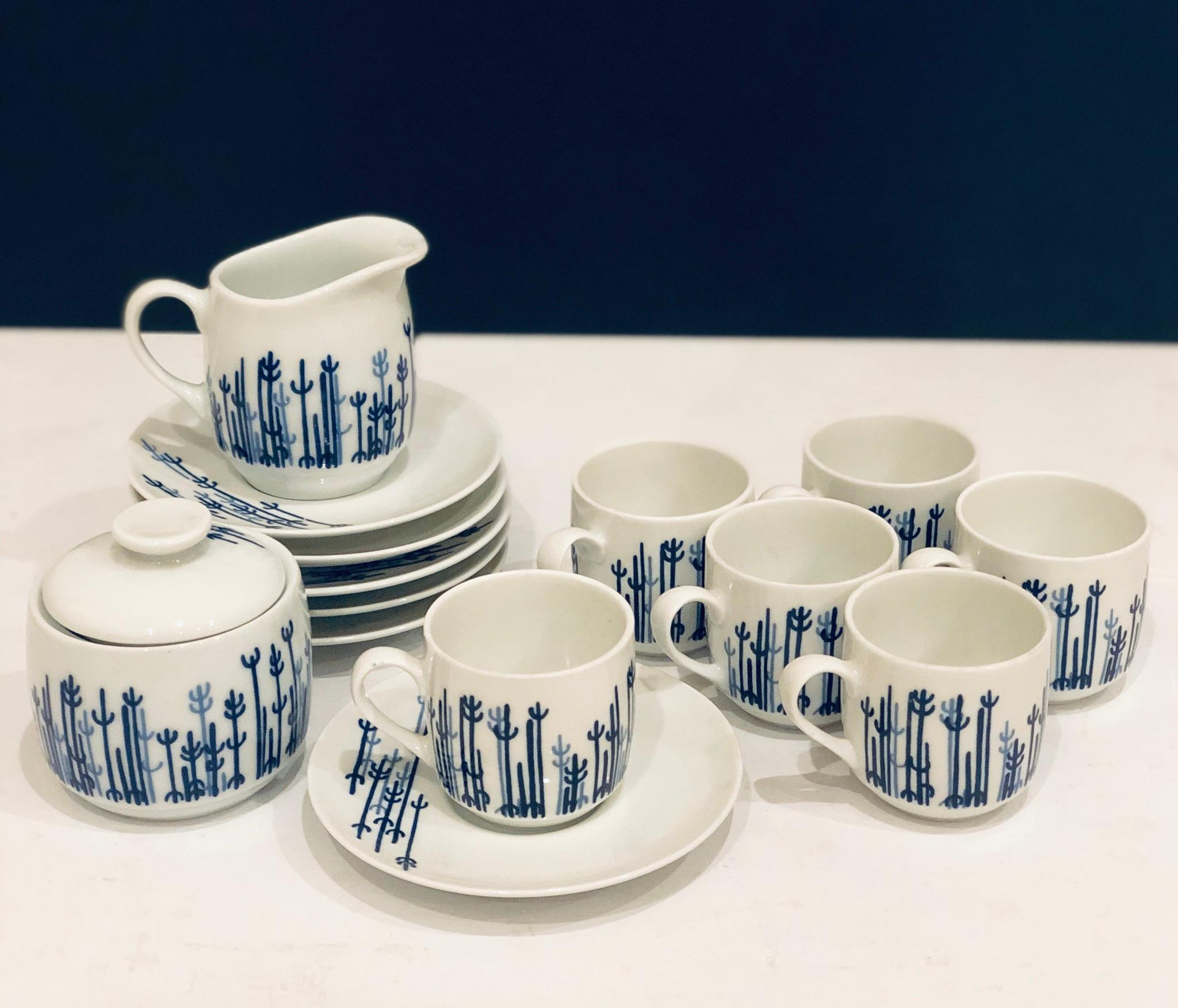 Beautiful set of 6 cups, 6 saucers sugar and creamer, in porcelain by Richard Ginori Italy, in great condition no chips or cracks beautiful design.