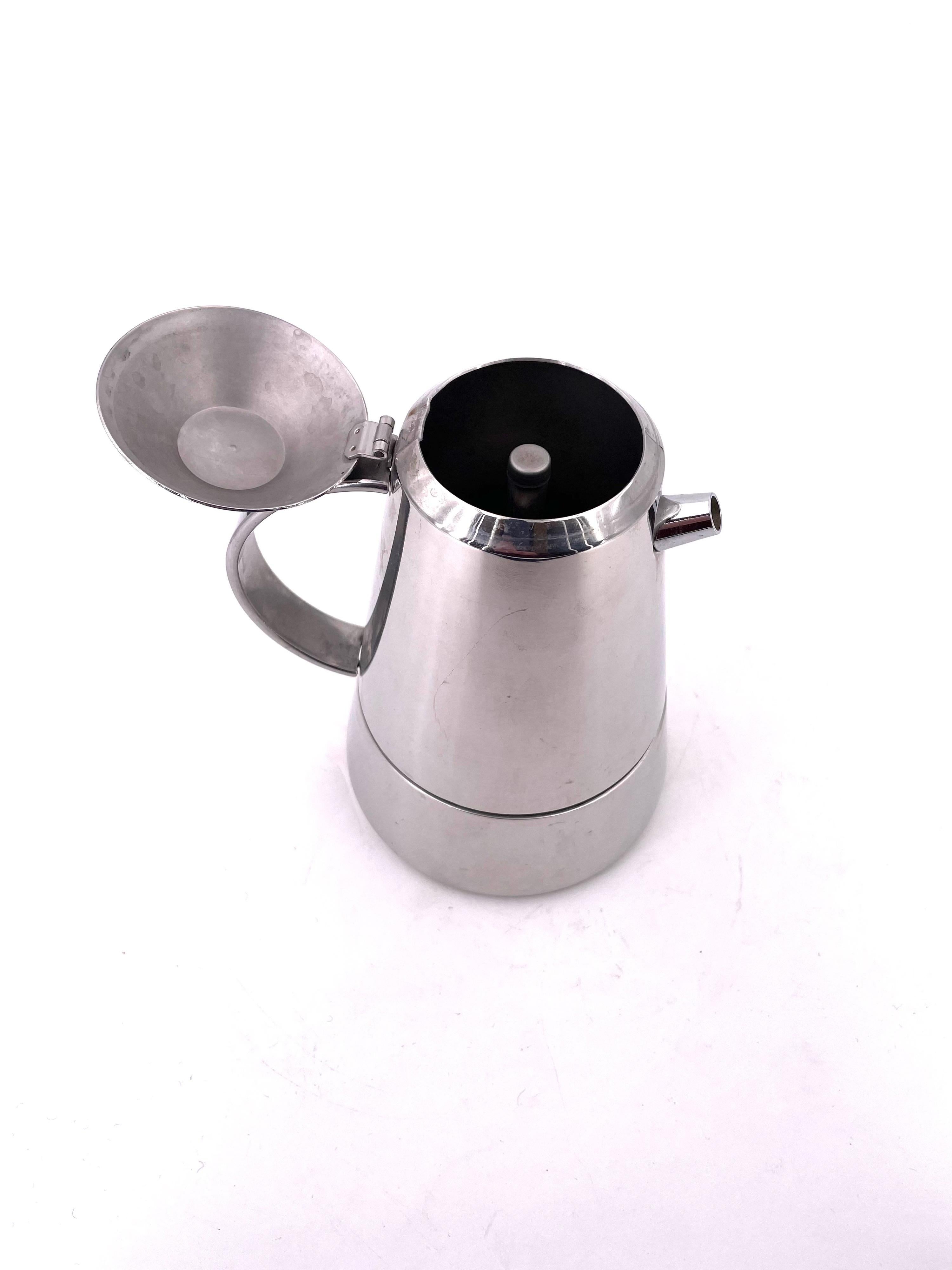 Great design early production 6 cup espresso maker designed by Bialetti, circa 1990s, six cup capacity the design after Italian churches called La cupola. Nice worn condition and working pouring good coffee.