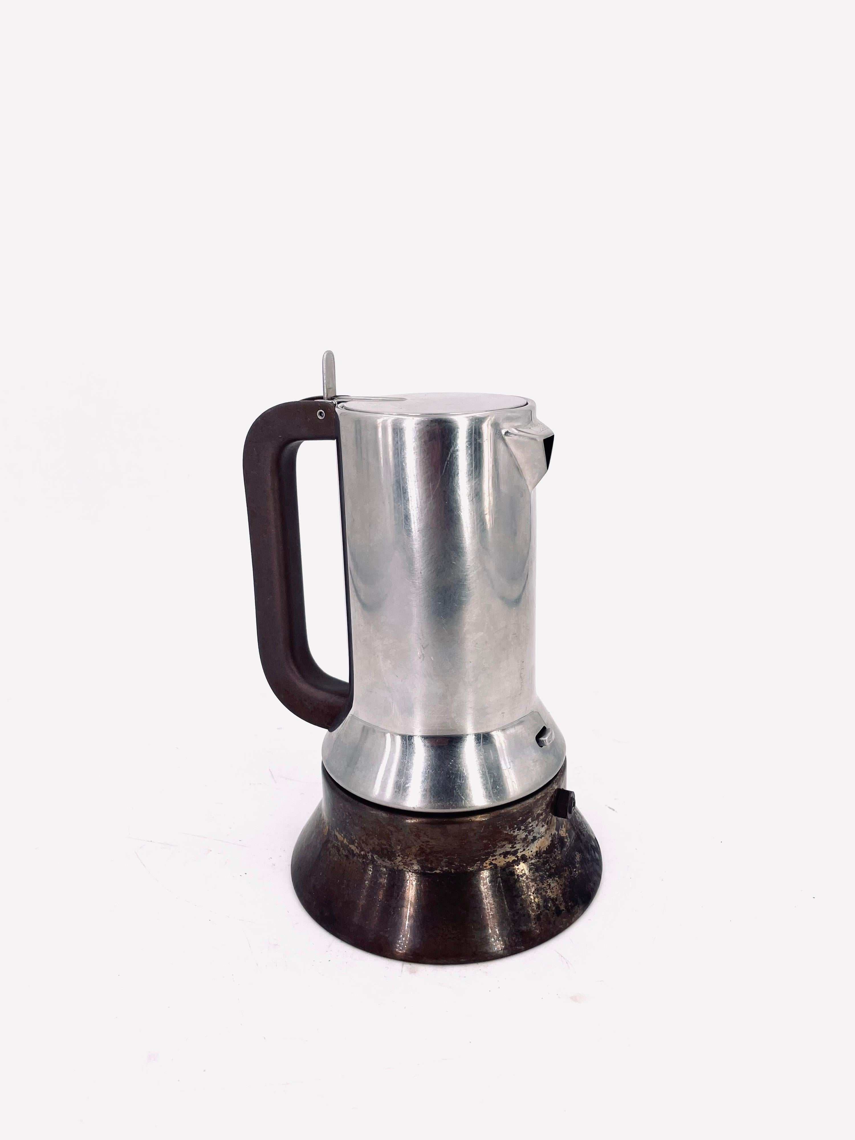9090 is the first espresso coffee maker in Alessi's history, but also the first of several Compasso d'Oro awards and the first Alessi item exhibited at the MOMA in New York. 