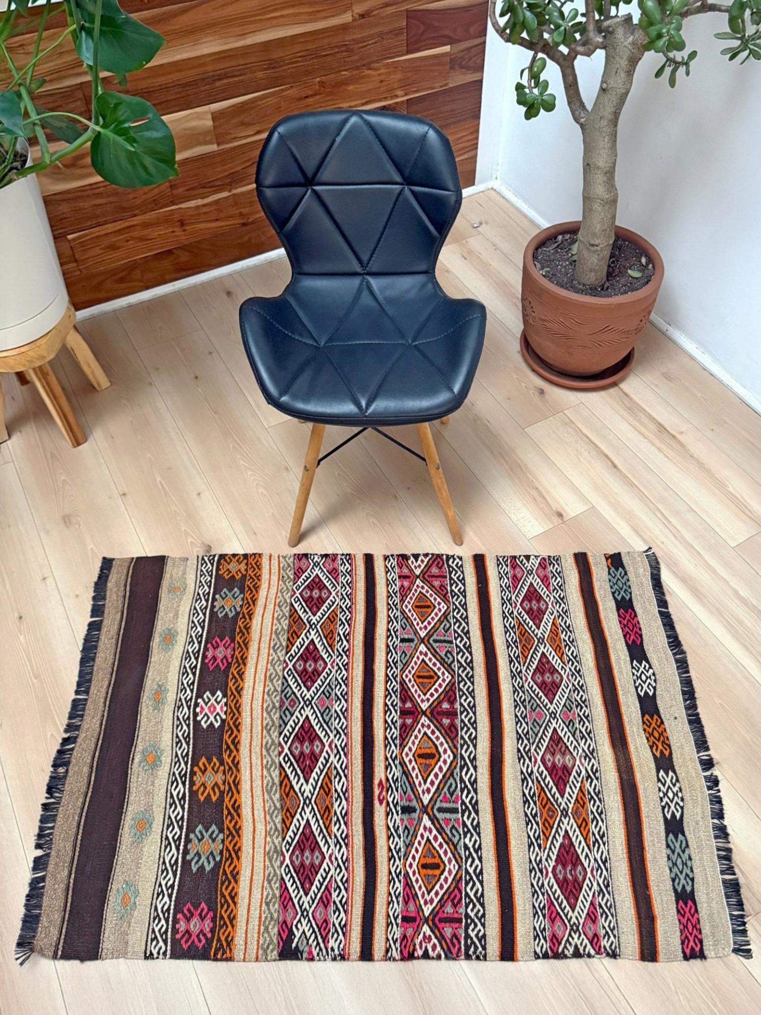 Espresso & Sahne Türkischer Cicim-Kilim - • Bestickter Flachgewebeteppich (3′×4′) - • 1960s (Wolle) im Angebot