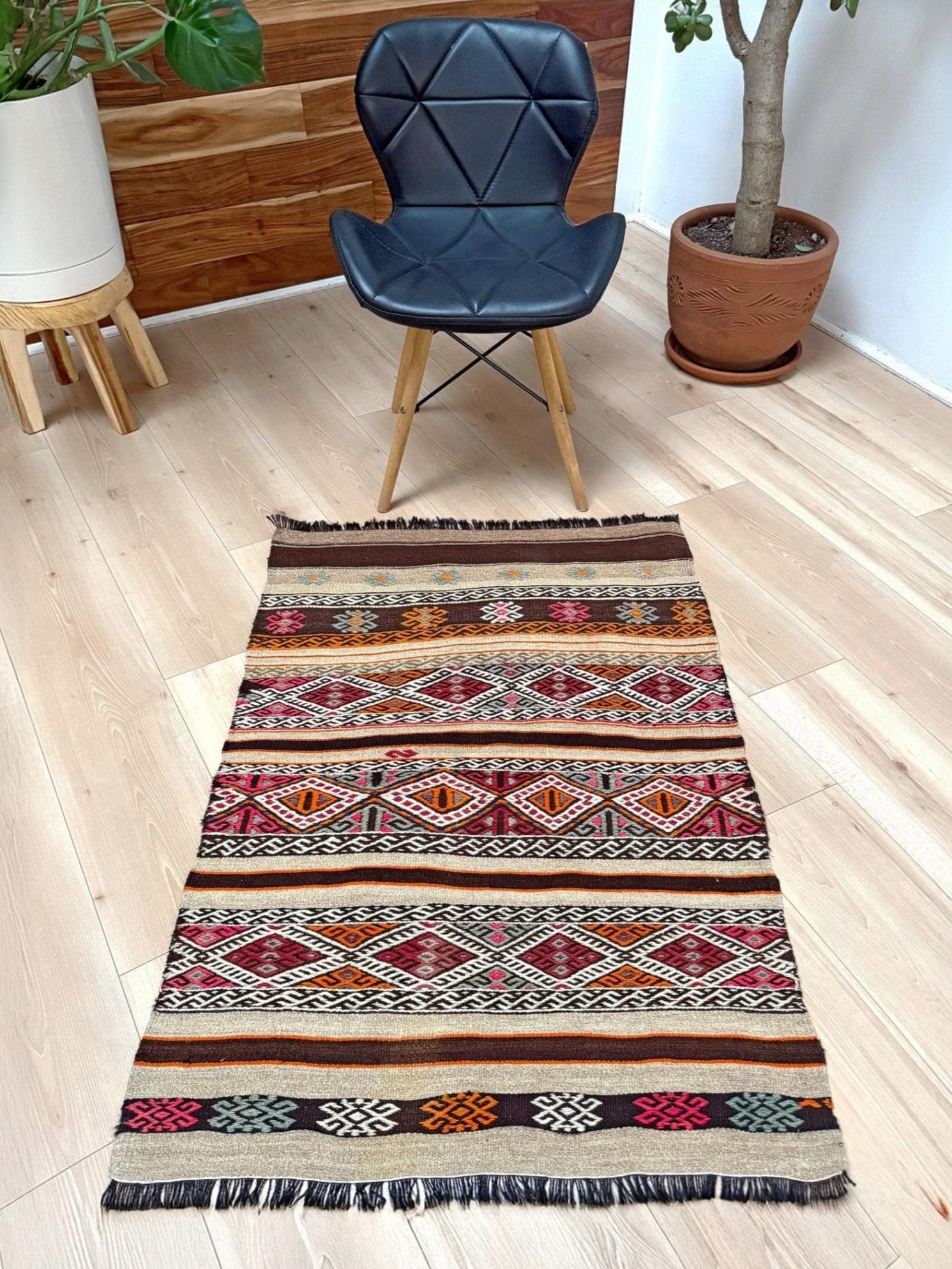 Espresso & Sahne Türkischer Cicim-Kilim - • Bestickter Flachgewebeteppich (3′×4′) - • 1960s im Angebot 1