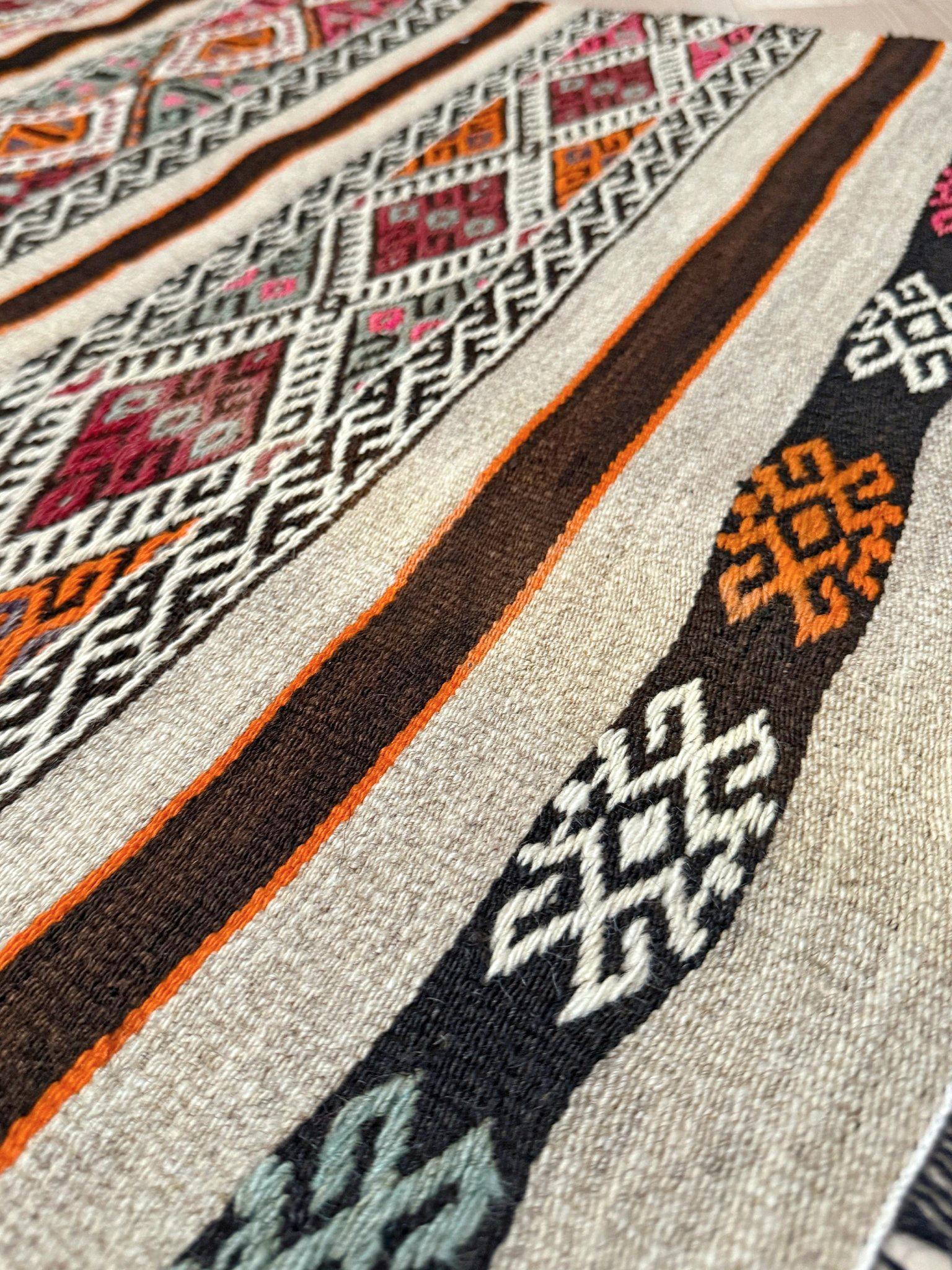 Espresso & Sahne Türkischer Cicim-Kilim - • Bestickter Flachgewebeteppich (3′×4′) - • 1960s (Kelim) im Angebot
