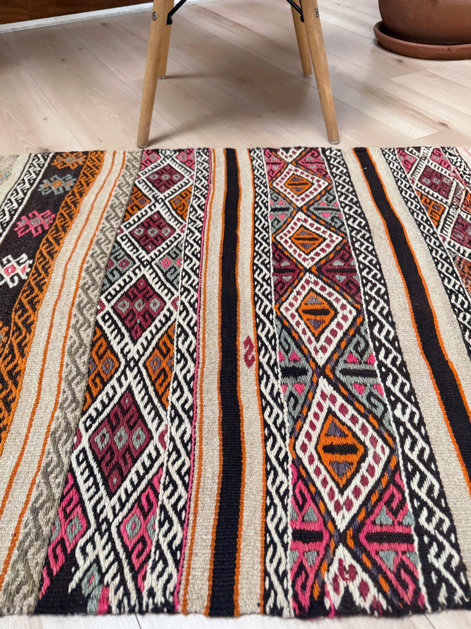 Espresso & Sahne Türkischer Cicim-Kilim - • Bestickter Flachgewebeteppich (3′×4′) - • 1960s im Zustand „Gut“ im Angebot in Burlingame, CA