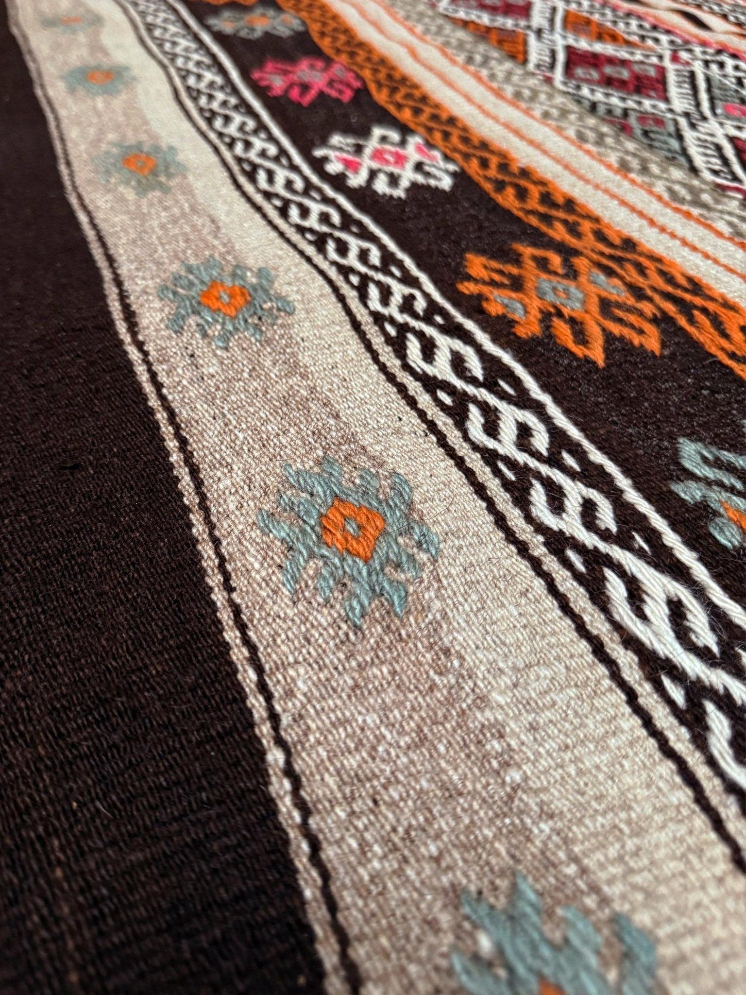Espresso & Sahne Türkischer Cicim-Kilim - • Bestickter Flachgewebeteppich (3′×4′) - • 1960s im Angebot 2