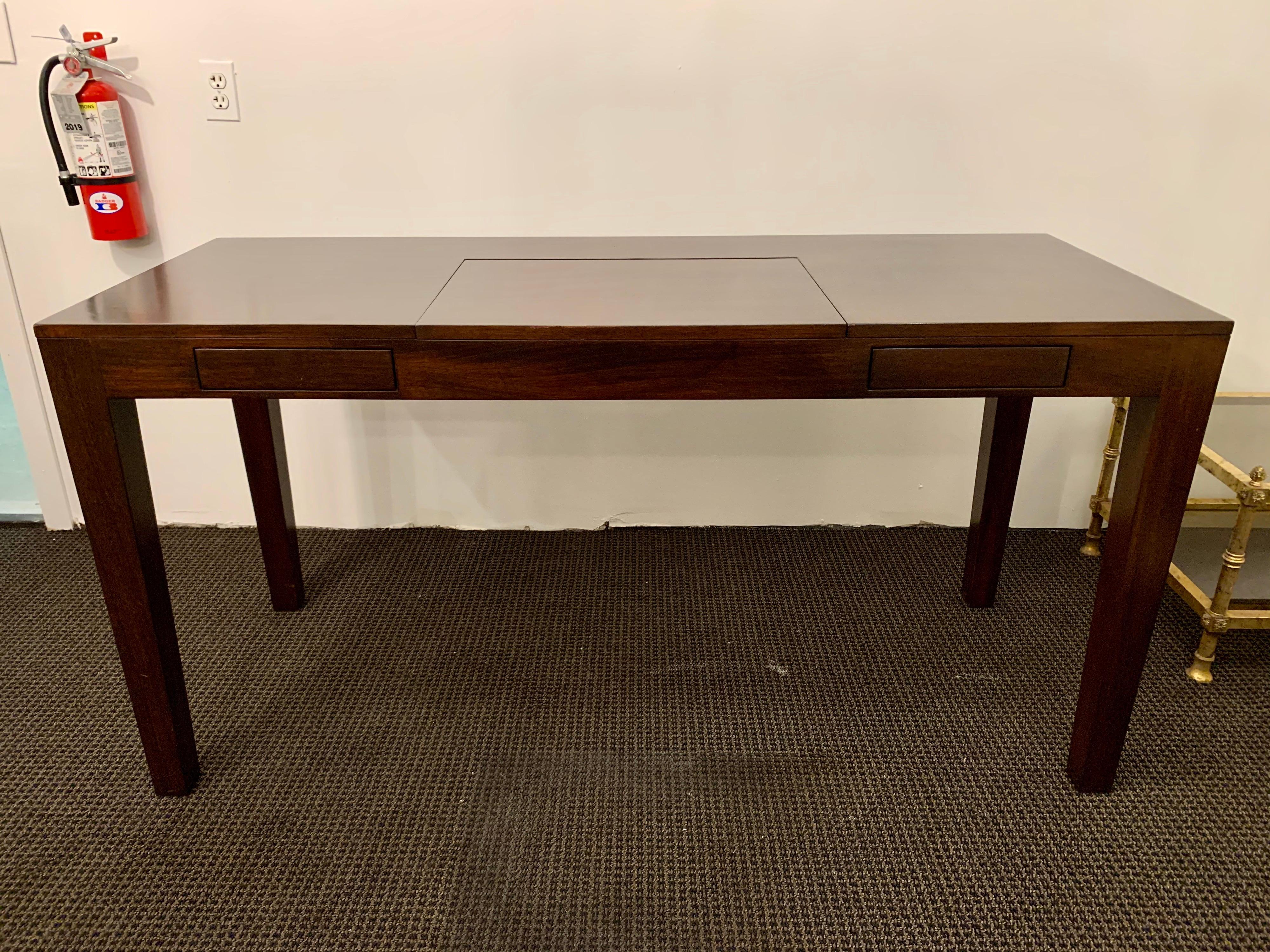 Dieser schlichte und stilvolle Schreibtisch im Parsons-Stil verfügt zusätzlich über eine klappbare Waschtischplatte mit Stauraum. Perfekt für die Aufbewahrung eines Laptops! Zwei Schubladen links und rechts des Waschtischs in der Mitte.