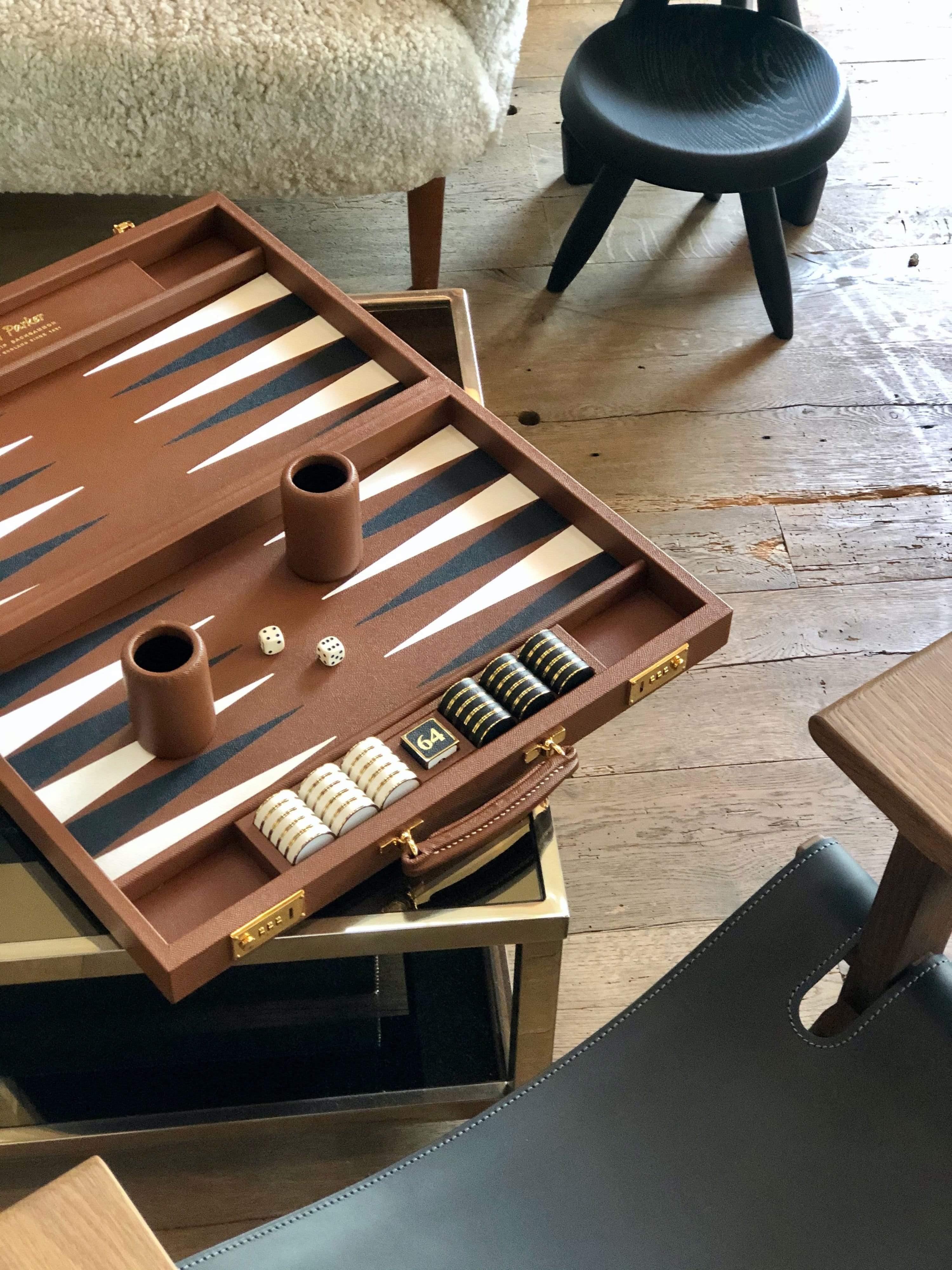 Dieses maßgefertigte Backgammon-Brett aus Leder von Geoffrey Parker hat ein Espresso-Feld mit weißen Punkten in Marin und Tornado. Die Liebe zum Detail, das handwerkliche Geschick beim Einlegen und die Verwendung von speziell gegerbtem Leder für die