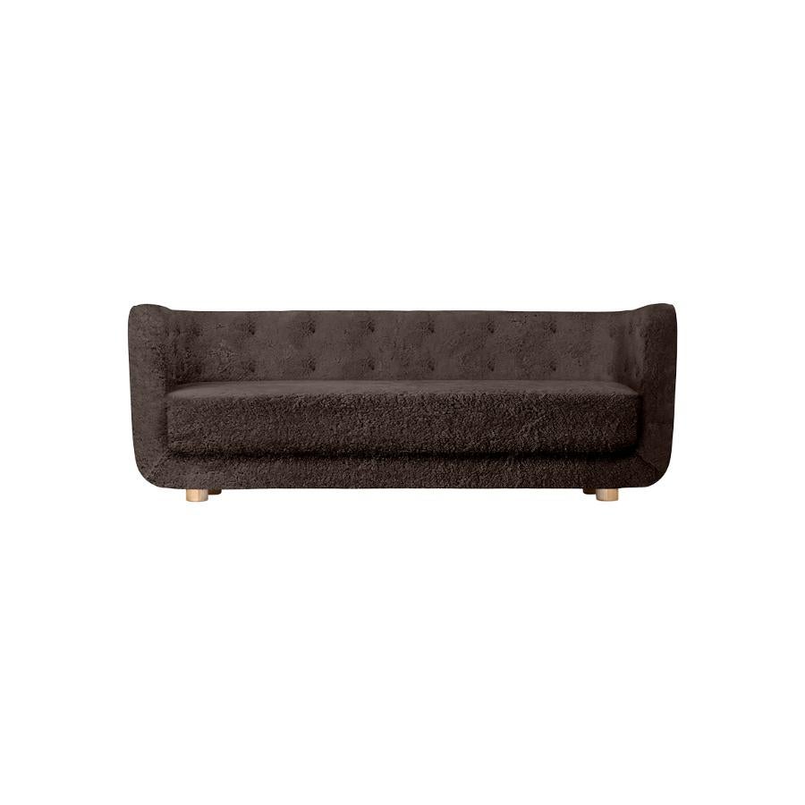 Sofá Vilhelm de piel de oveja espresso y roble natural by Lassen
Dimensiones: Anchura 217 x Profundidad 88 x Altura 80 cm 
Materiales: Piel de oveja, roble.

Vilhelm es un hermoso sofá acolchado de tres plazas diseñado por Flemming Lassen en