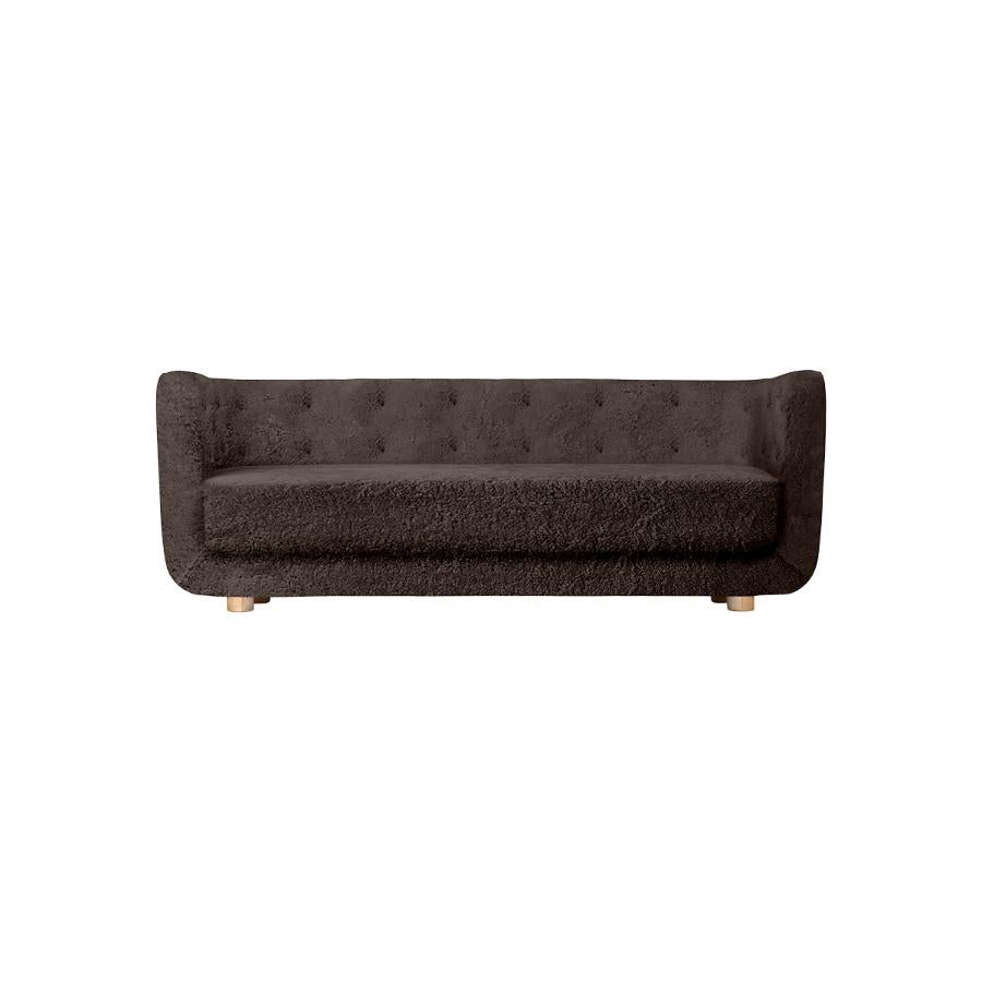 Vilhelm Sofa aus Schafsleder in Espresso und Eiche natur von Lassen
Abmessungen: B 217 x T 88 x H 80 cm 
MATERIAL: Schafsleder, Eiche.

Vilhelm ist ein schönes gepolstertes Dreisitzer-Sofa, das 1935 von Flemming Lassen entworfen wurde. Ein Sofa muss