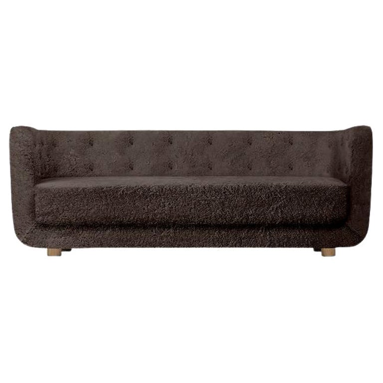 Espresso schafsleder und geräucherte eiche Vilhelm Sofa by Lassen