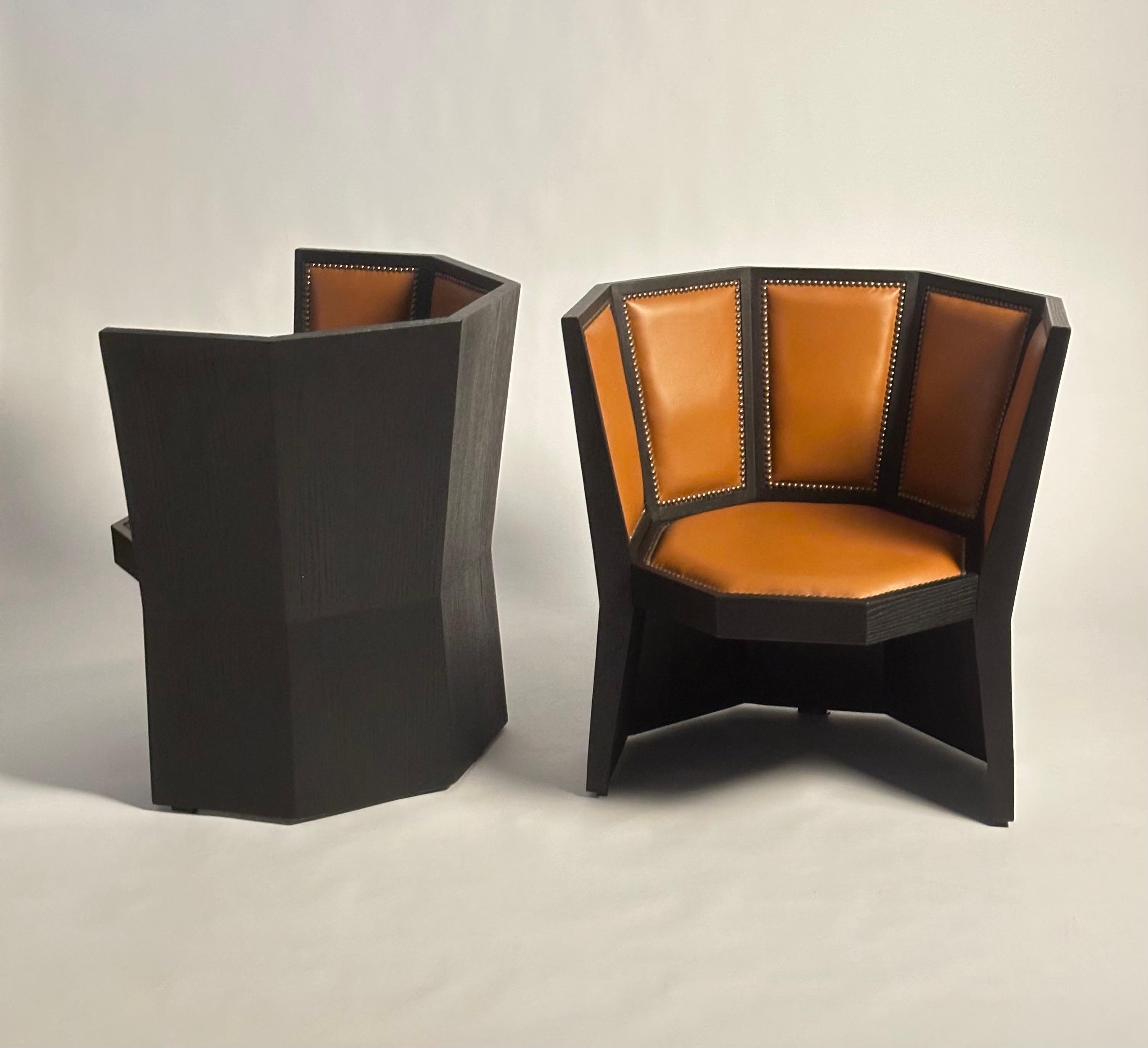 Inspiré par la forme de la machine à expresso classique. Représenté ici en placage de chêne teinté marron et en cuir fauve naturel avec des clous en laiton oxydé. Coque proposée en placage de chêne naturel. Peut être commandé en placage de chêne