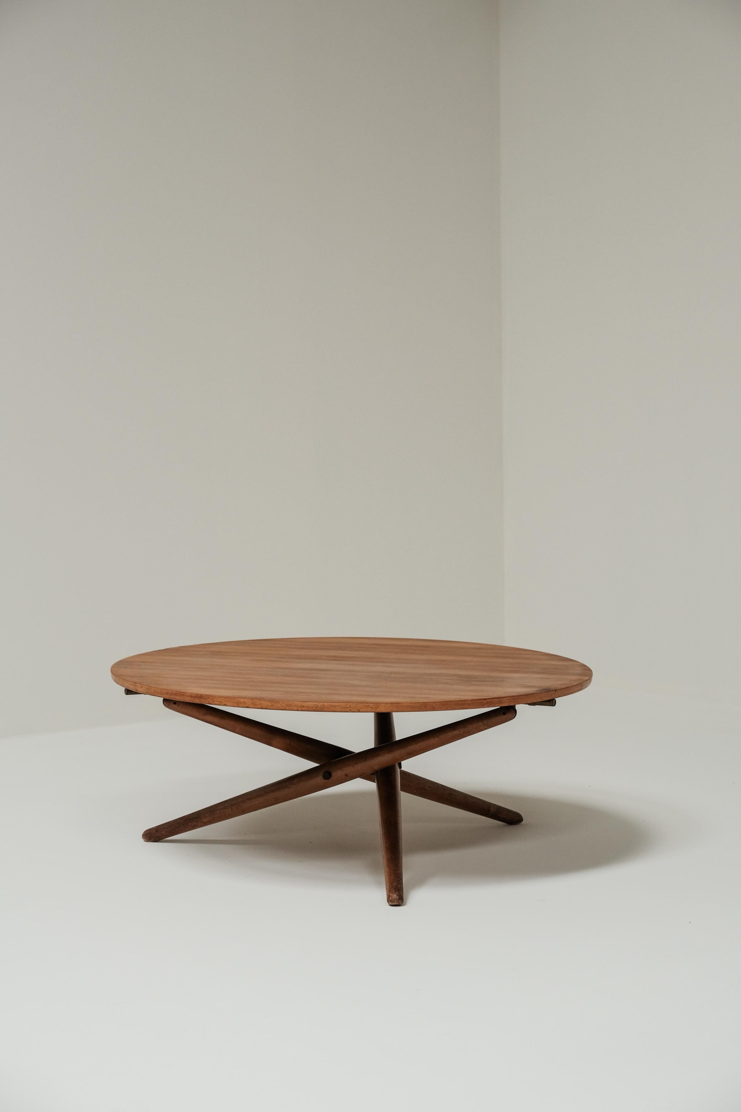 This amazing design alows to ajust the height of the table. 
This way the function of the table can go from Coffee table to side table to Dining table.

Pictures taking with different heights. Table in used but good vintage condition. 