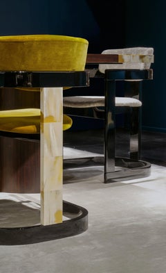 Silla Essa de tapicería, cuerno y madera con acabado negro lacado by Arcahorn