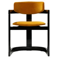 Silla Essa de tapicería, cuerno y madera con acabado negro lacado by Arcahorn