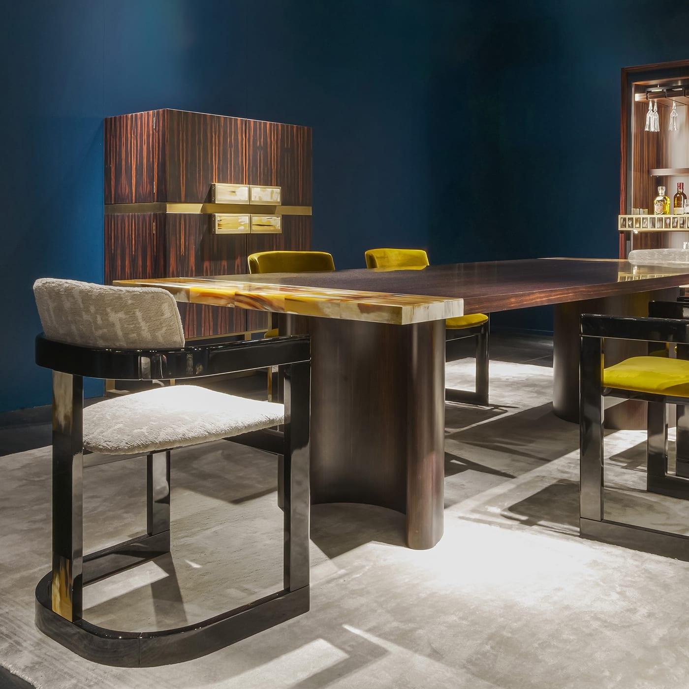 Essa ist ein stilvoller Stuhl, der mit dem weißen Stoff Minimal Moves gepolstert ist und eine schlichte und moderne Ästhetik bietet. Die Struktur ist aus schwarz glänzend lackiertem Holz gefertigt und wird durch elegante, glänzende Horn-Intarsien