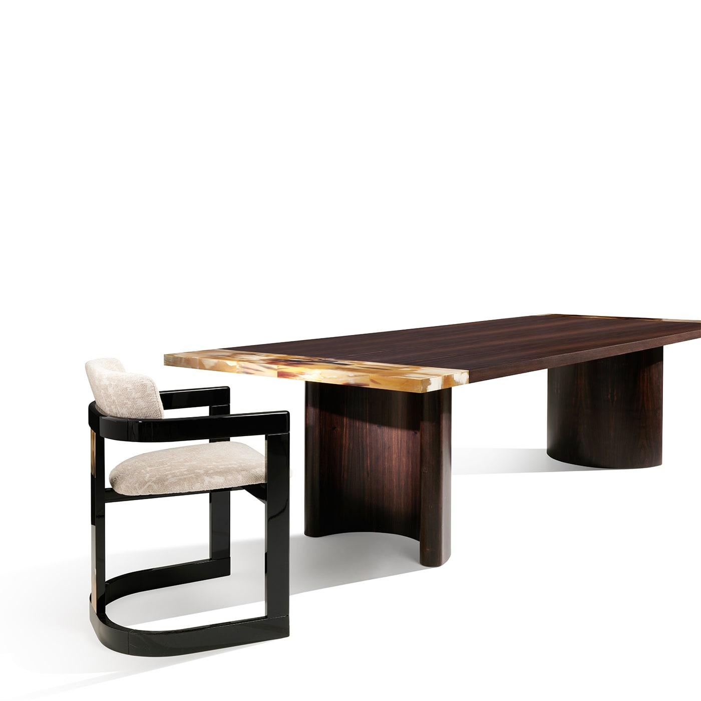 Essa Stuhl aus weißem Stoff und glänzend schwarzem Holz mit Horn-Intarsien (Italienisch) im Angebot