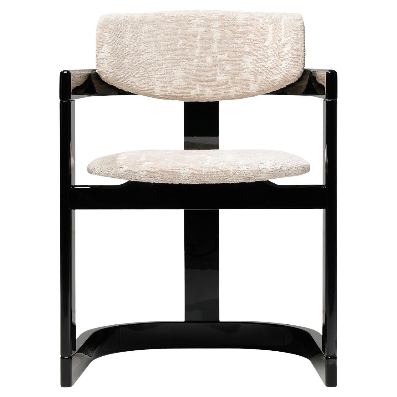 Essa Stuhl aus weißem Stoff und glänzend schwarzem Holz mit Horn-Intarsien im Angebot