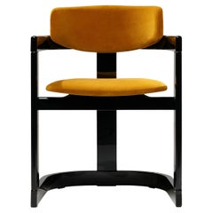 Sedia Essa in velluto giallo e legno nero lucido con intarsi in Wood di ARCAHORN