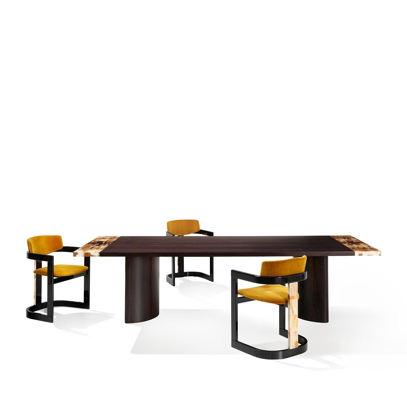 Italiano Sedia Essa in velluto giallo e legno nero lucido con intarsi in Horn in vendita