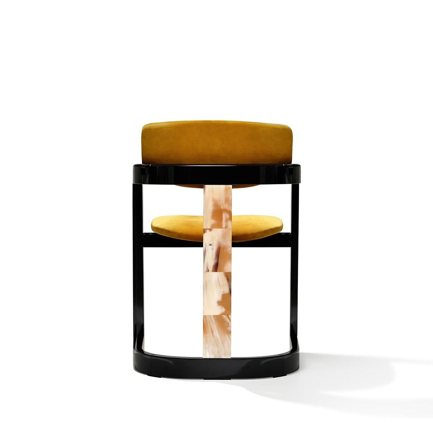 XXI secolo e contemporaneo Sedia Essa in velluto giallo e legno nero lucido con intarsi in Horn in vendita