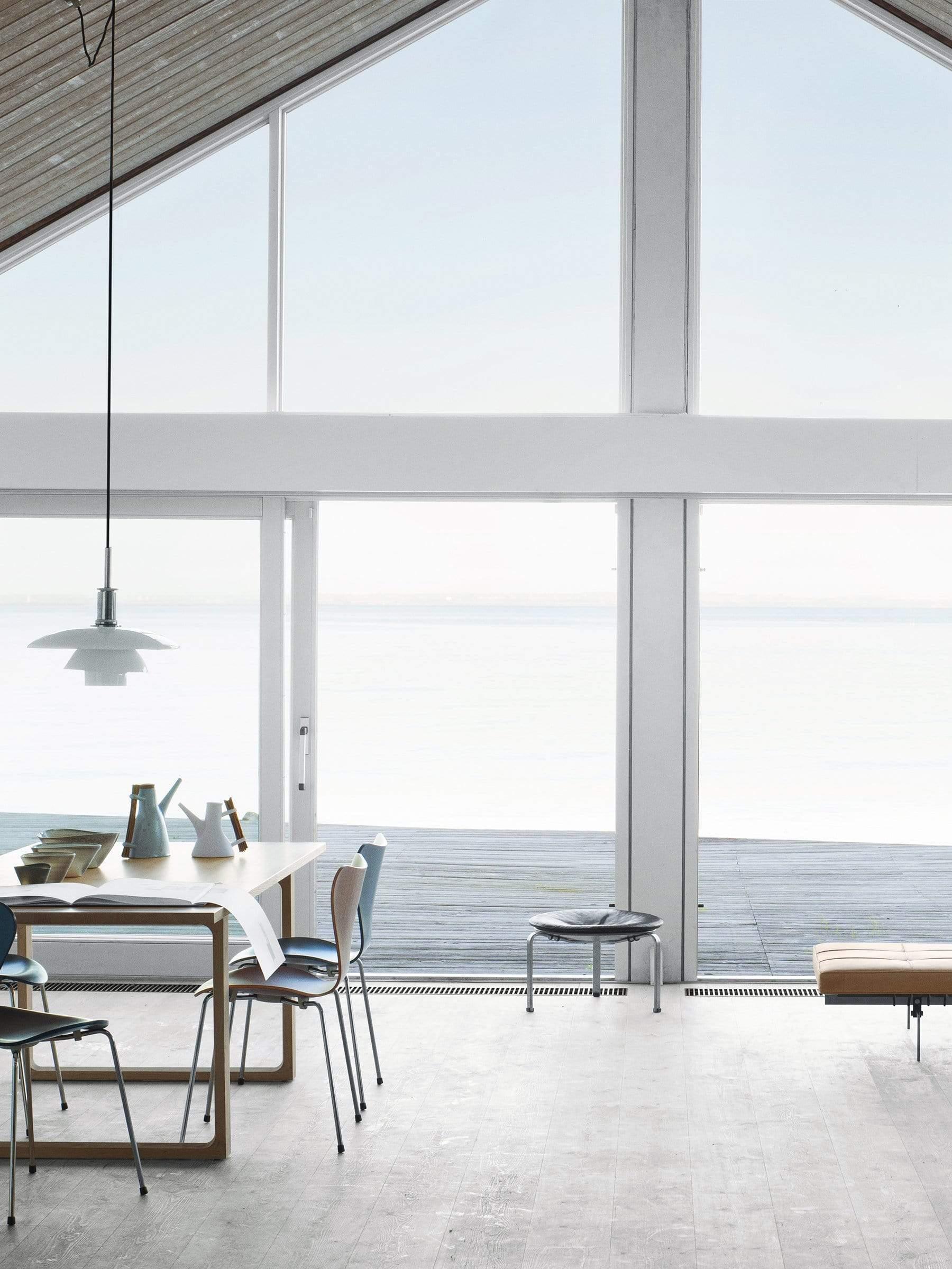 Faites l'expérience de l'élégance et de l'intemporalité avec la table Essay 8' de Fritz Hansen. Fabriquée en chêne massif, cette table offre un design magnifique et durable qui peut parfaire n'importe quelle pièce de votre maison. Il présente un