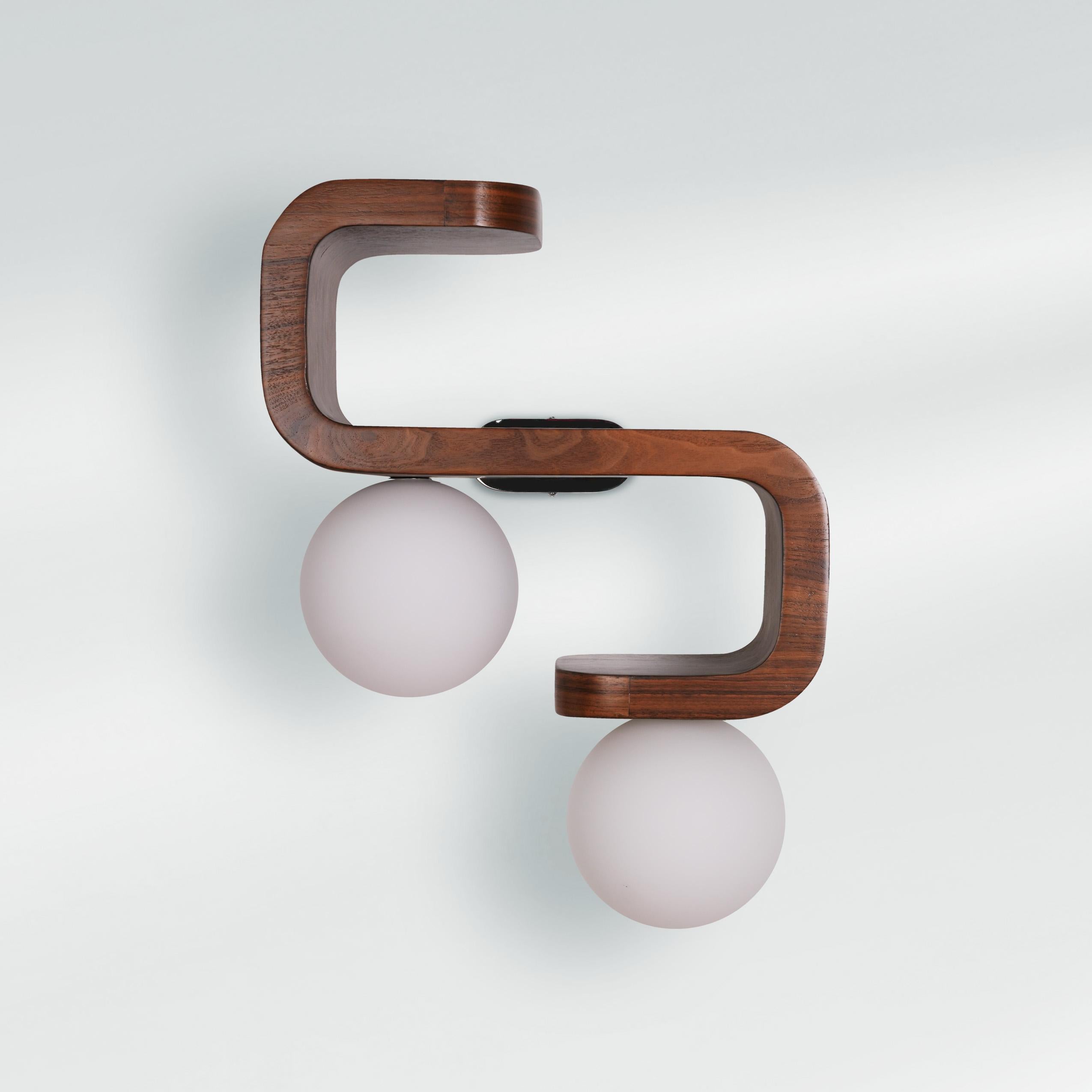 Lámpara de pared Esse de Saadia Design
Dimensiones: P 15 x An 36 x Al 50 cm.
Materiales: Nogal y cristal opalino.

Todas nuestras lámparas pueden cablearse según cada país. Si se vende a EE.UU., se cableará para ese país, por ejemplo. Póngase en