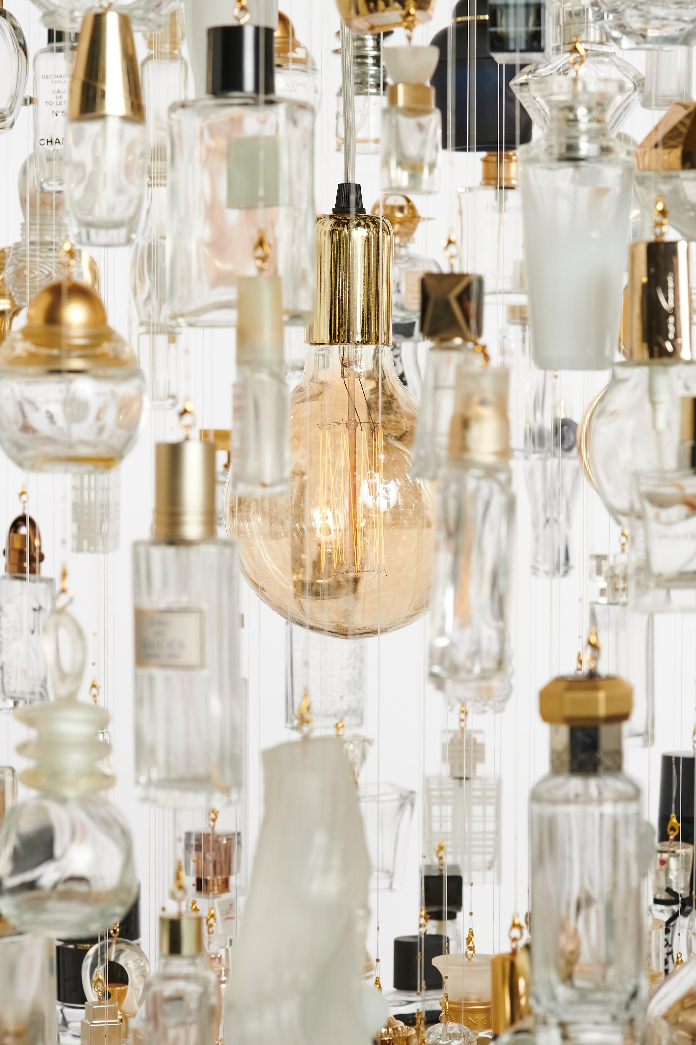 A drop of essence 85 gold. A chandelier made from personal collections of perfume bottles. ‘Cherished’ is Diederik Schneemann’s latest project revolving around the concept of collecting. In search of new interesting materials to work with,