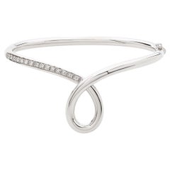 Brazalete de oro blanco con diamantes blancos de la colección Essence