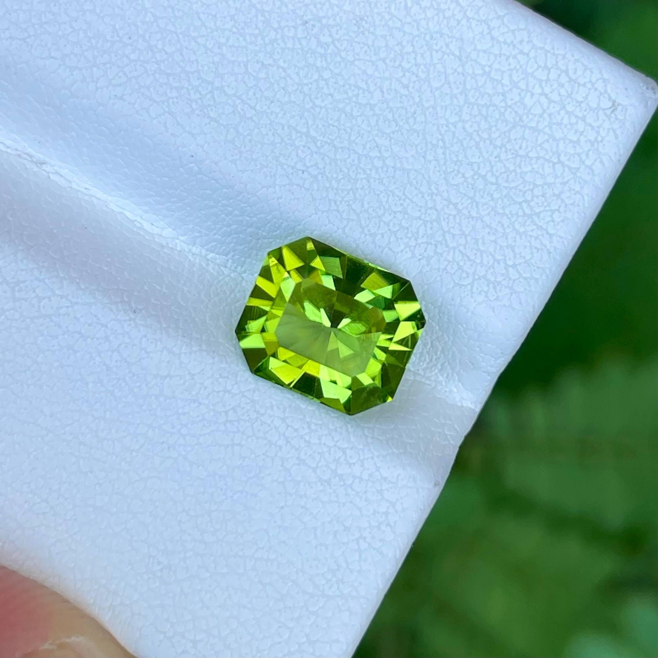 Essence of Apple Green Peridot Stone 3.35 carats Radiant Cut Pakistani Gemstone In New Condition For Sale In Bangkok, TH